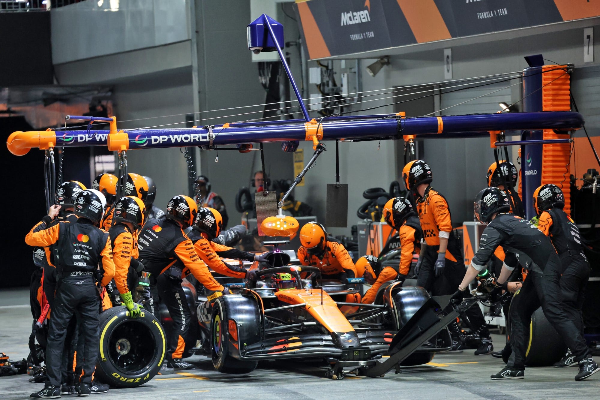 F1: McLaren iguala recorde da Red Bull com título antecipado em Singapura Oscar Piastri (AUS) McLaren MCL39 makes a pit stop.
