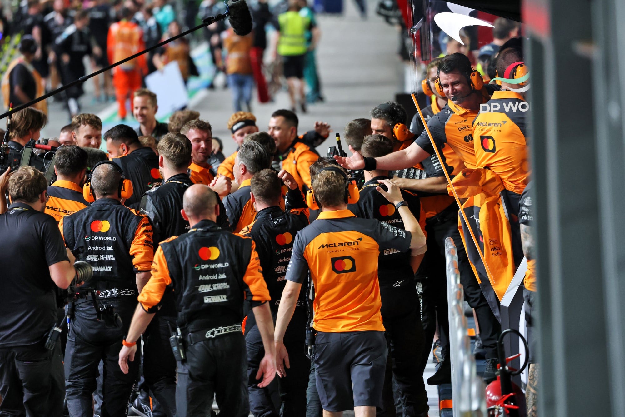 F1: Piastri não participa de comemoração da McLaren em Singapura Zak Brown (USA) McLaren Executive Director celebrates winning the Constructors' Championship with the team.