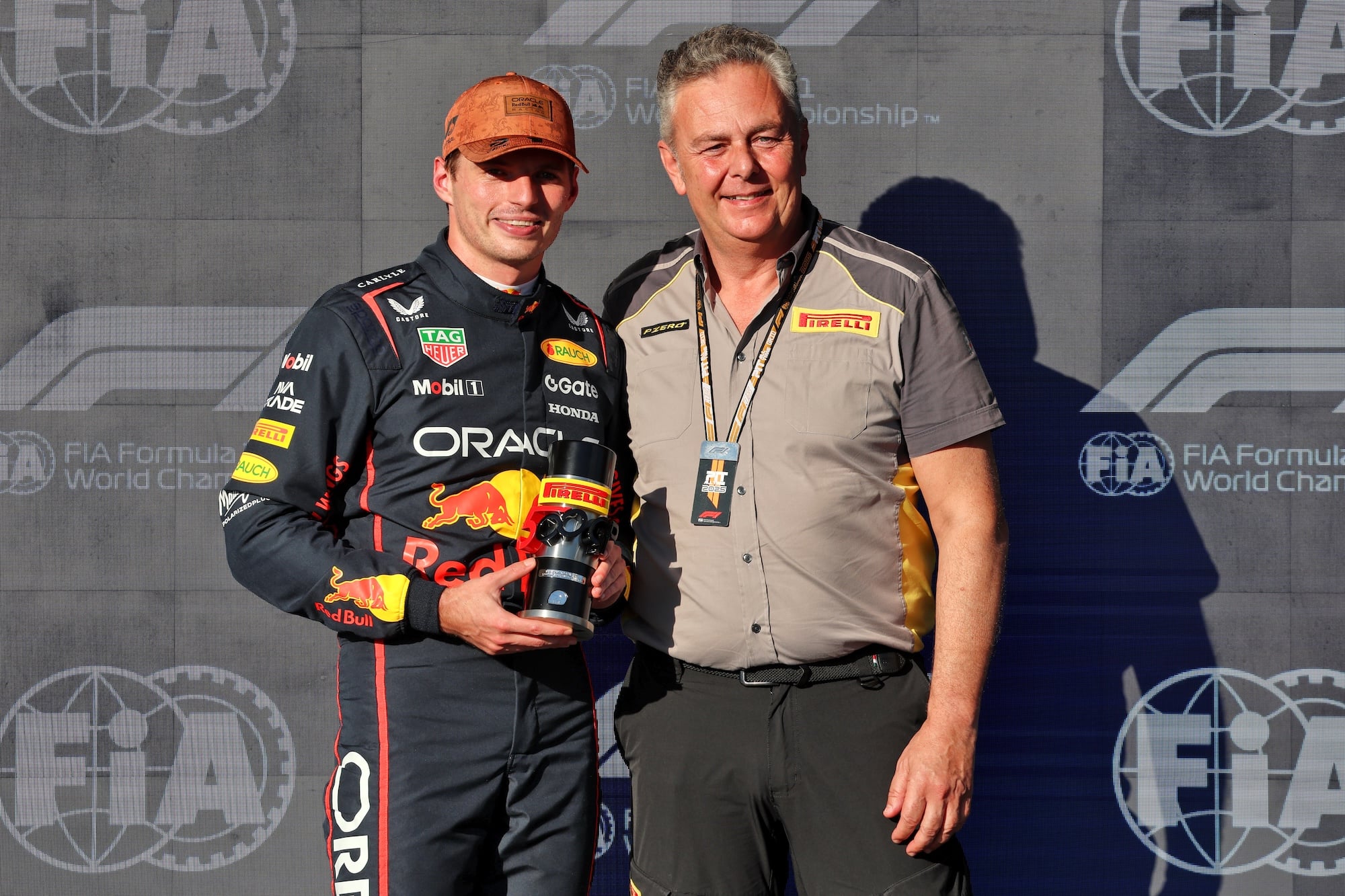 F1: Confira as imagens do primeiro dia do GP dos Estados Unidos (L to R): Max Verstappen (NLD) Red Bull Racing in Sprint qualifying parc ferme with Mario Isola (ITA) Pirelli Racing Manager.