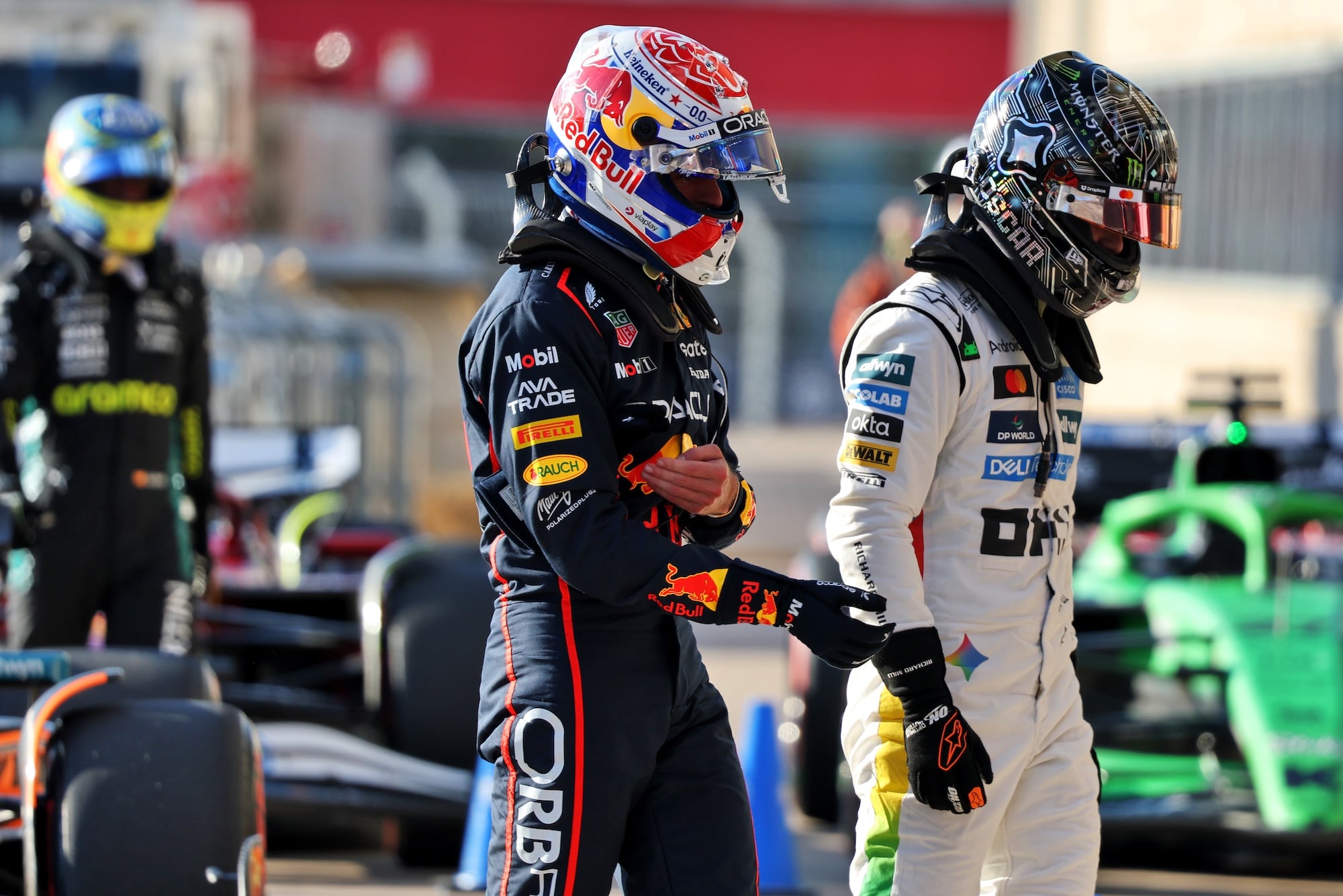 F1: Confira as imagens do primeiro dia do GP dos Estados Unidos (L to R): Max Verstappen (NLD) Red Bull Racing and Oscar Piastri (AUS) McLaren in Sprint qualifying parc ferme.