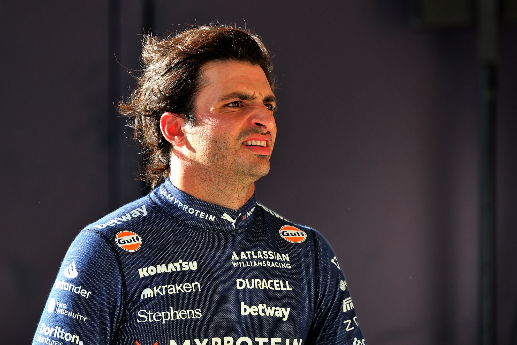 F1: Sainz se recupera de mal-estar e retorna ao paddock em Interlagos Carlos Sainz (ESP) Atlassian Williams Racing in Sprint qualifying parc ferme.