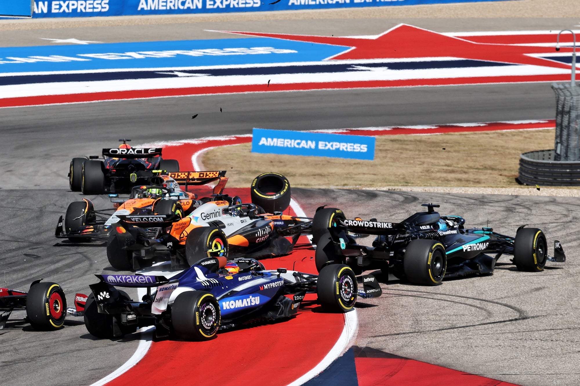 F1: Brundle destaca "carta na manga" da McLaren contra Verstappen Oscar Piastri (AUS) McLaren MCL39 and Lando Norris (GBR) McLaren MCL39 crash at the start of the race.