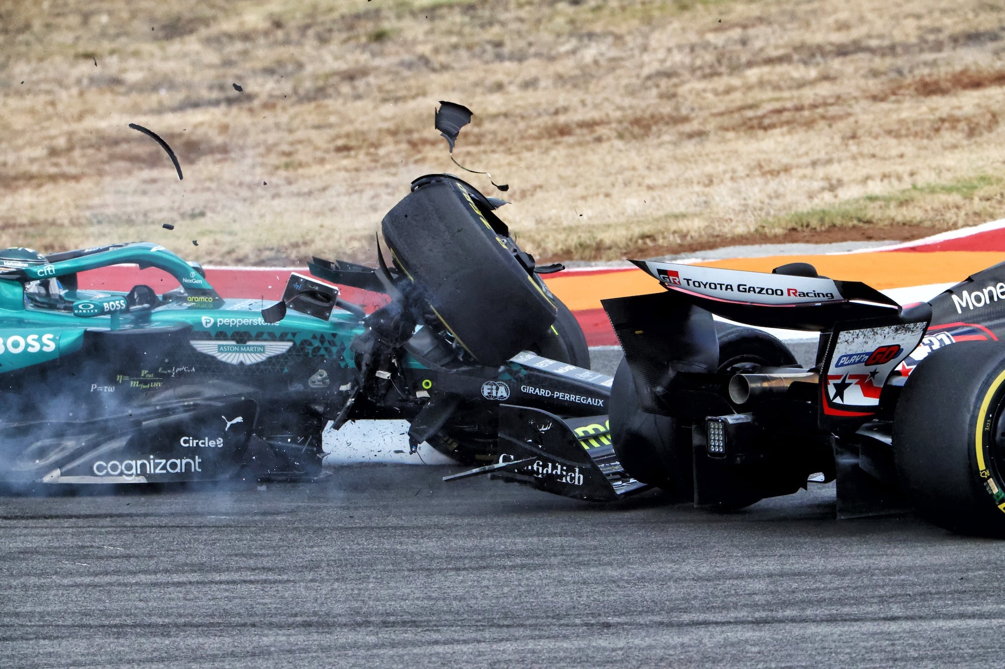 F1: Confira as imagens deste sábado do GP dos Estados Unidos 2025 Lance Stroll (CDN) Aston Martin F1 Team AMR25 and Esteban Ocon (FRA) Haas VF-25 crashed out of the race.