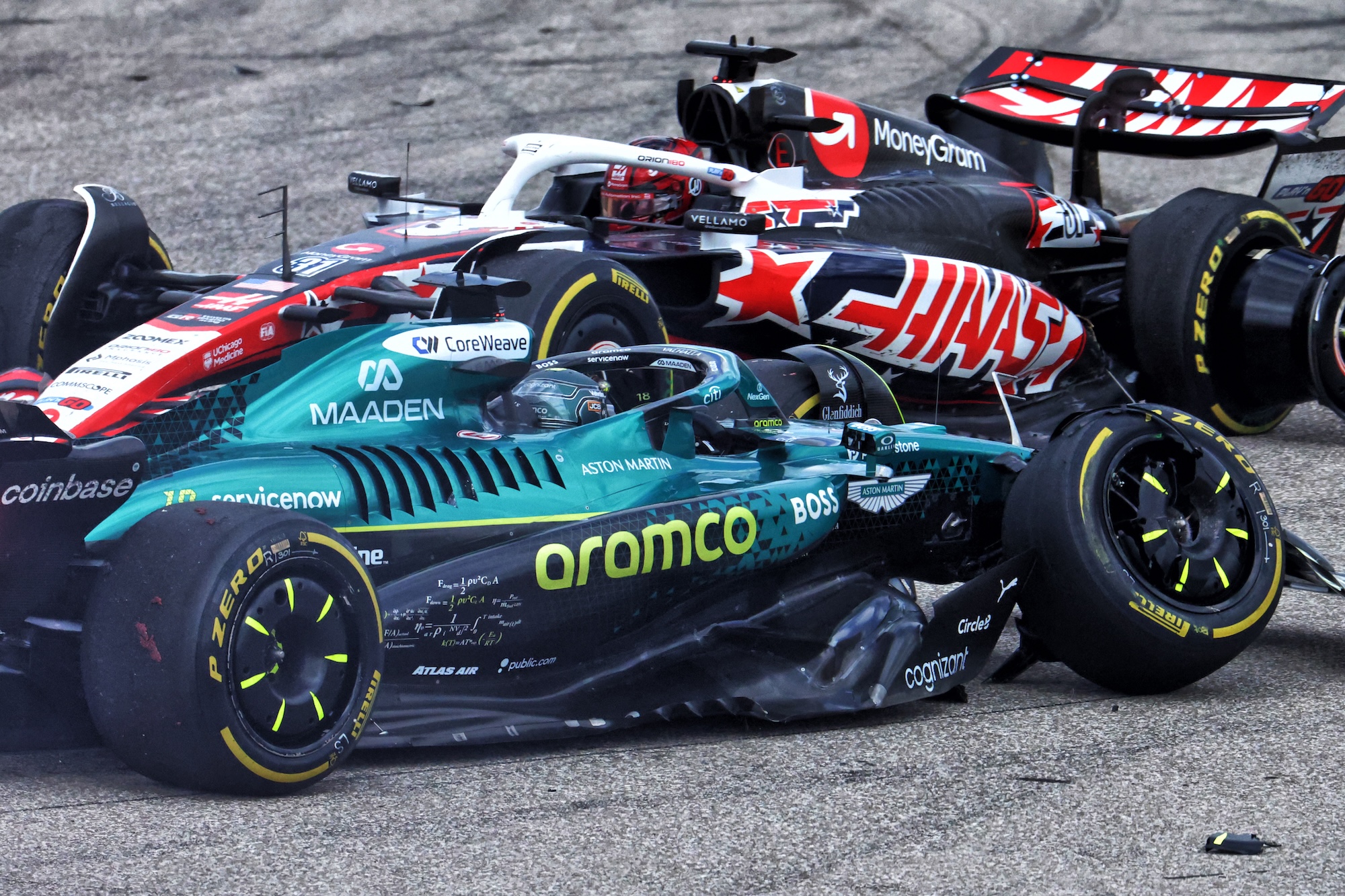 F1: Confira as imagens deste sábado do GP dos Estados Unidos 2025 Lance Stroll (CDN) Aston Martin F1 Team AMR25 and Esteban Ocon (FRA) Haas VF-25 crashed out of the race.