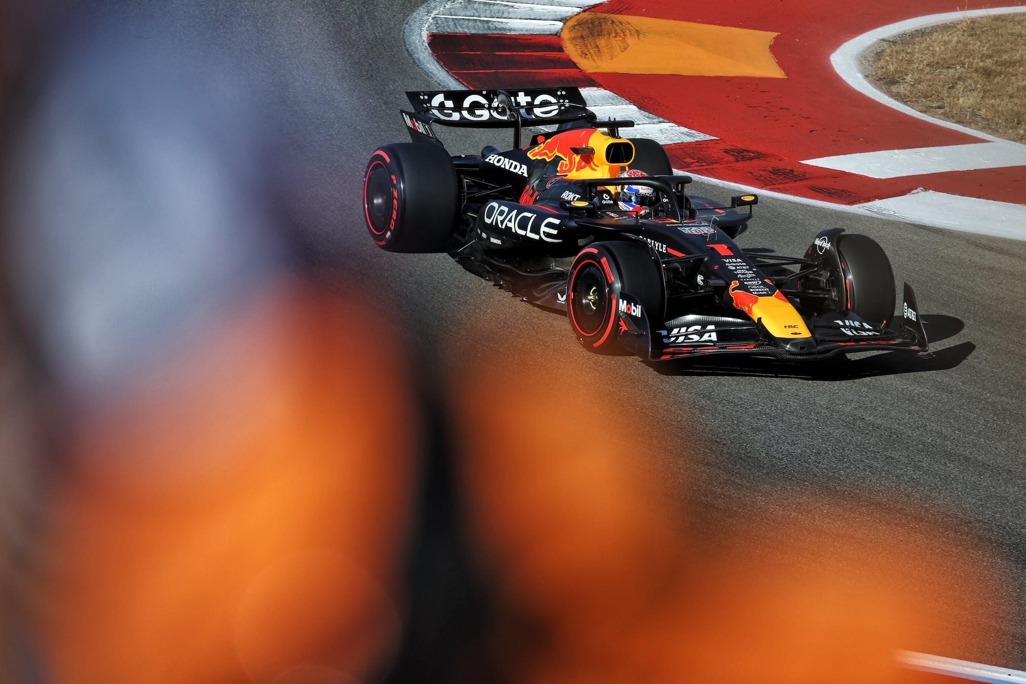 F1: Tsunoda fala em 'dia misto' com Sprint e classificação no COTA Max Verstappen (NLD) Red Bull Racing RB21.