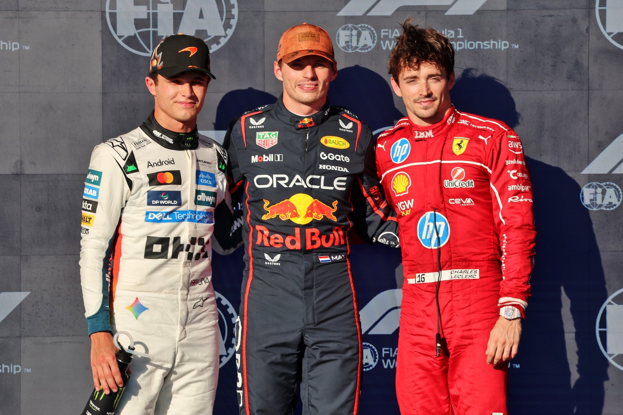 F1: Confira as imagens deste sábado do GP dos Estados Unidos 2025 Top three in qualifying parc ferme (L to R): Lando Norris (GBR) McLaren, second; Max Verstappen (NLD) Red Bull Racing, pole position; Charles Leclerc (MON) Ferrari, third.