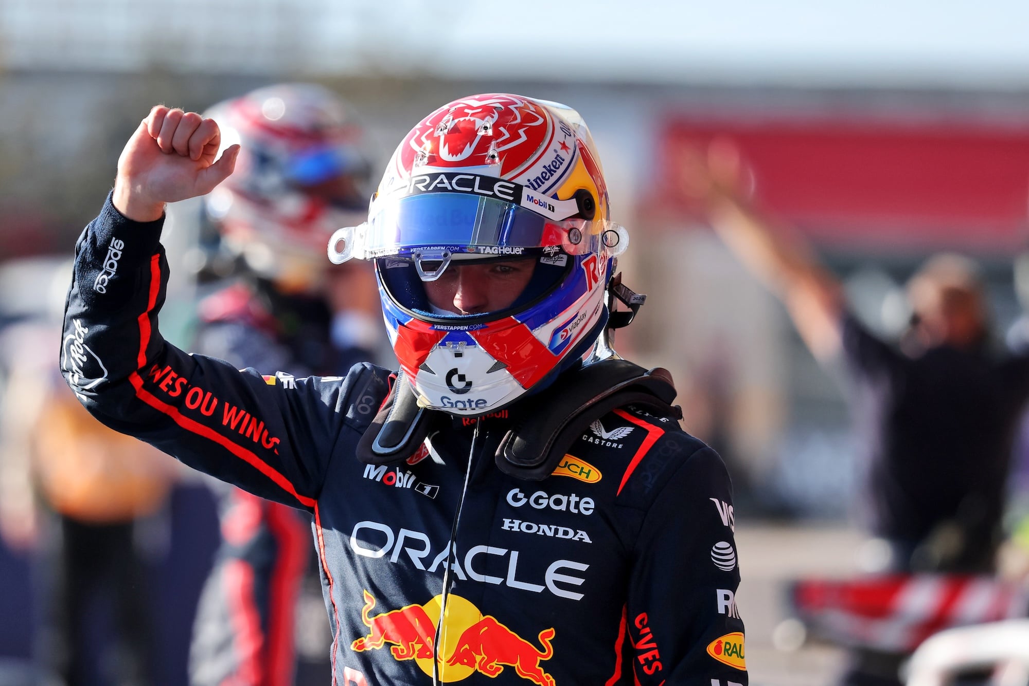F1: Confira as imagens deste sábado do GP dos Estados Unidos 2025 Max Verstappen (NLD) Red Bull Racing celebrates his pole position in qualifying parc ferme.