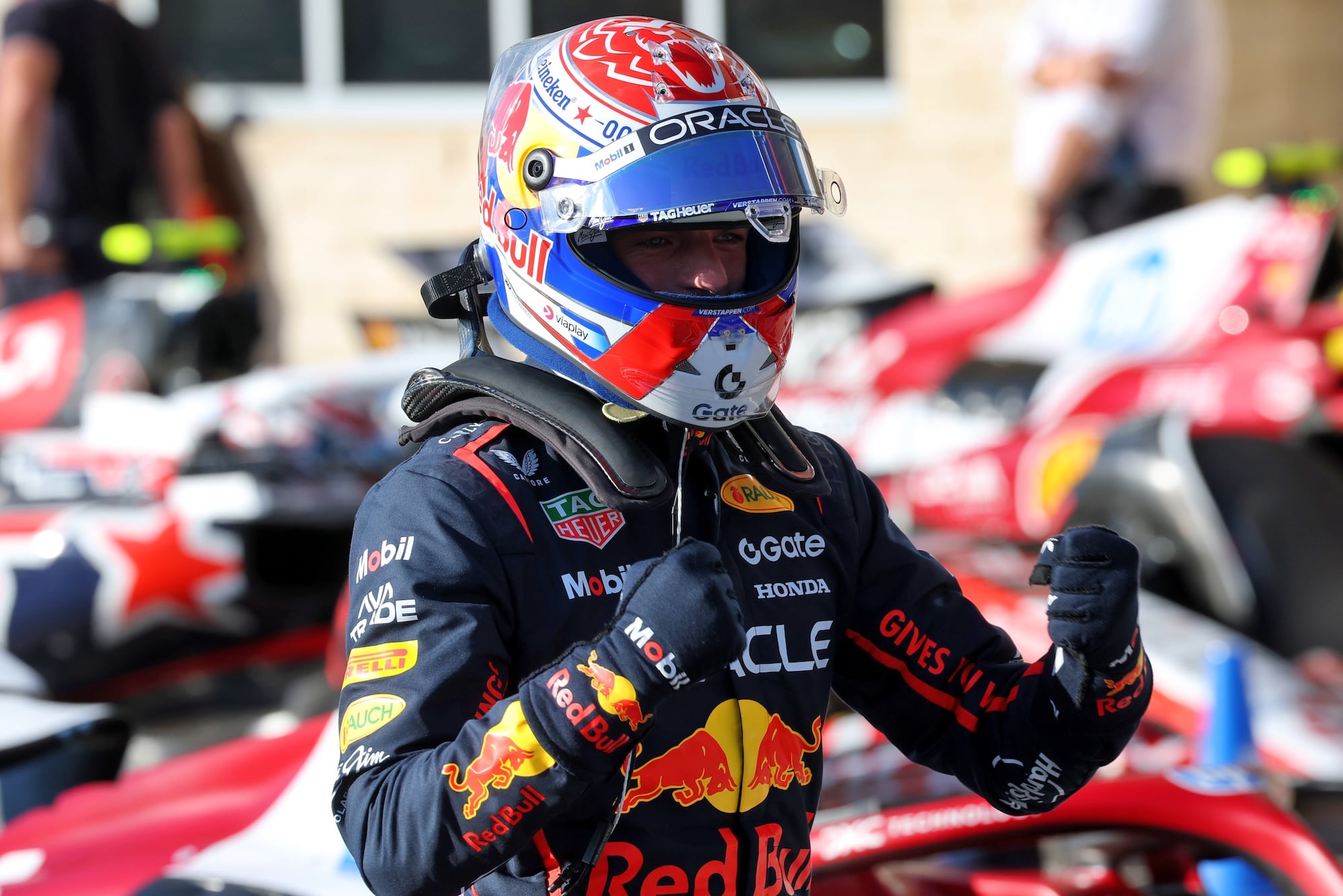 F1: Verstappen rebate favoritismo e admite preocupação com ritmo no México Max Verstappen (NLD) Red Bull Racing celebrates his pole position in qualifying parc ferme.
