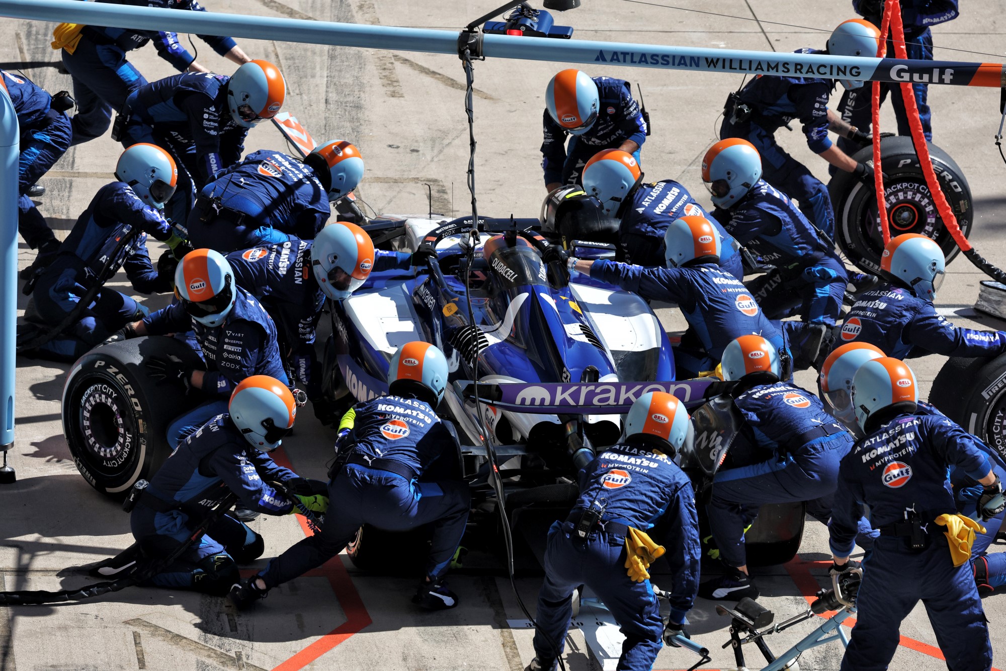 F1: Confira as imagens da vitória de Verstappen no GP do Estados Unidos 2025 Alexander Albon (THA) Atlassian Williams Racing FW47 makes a pit stop.