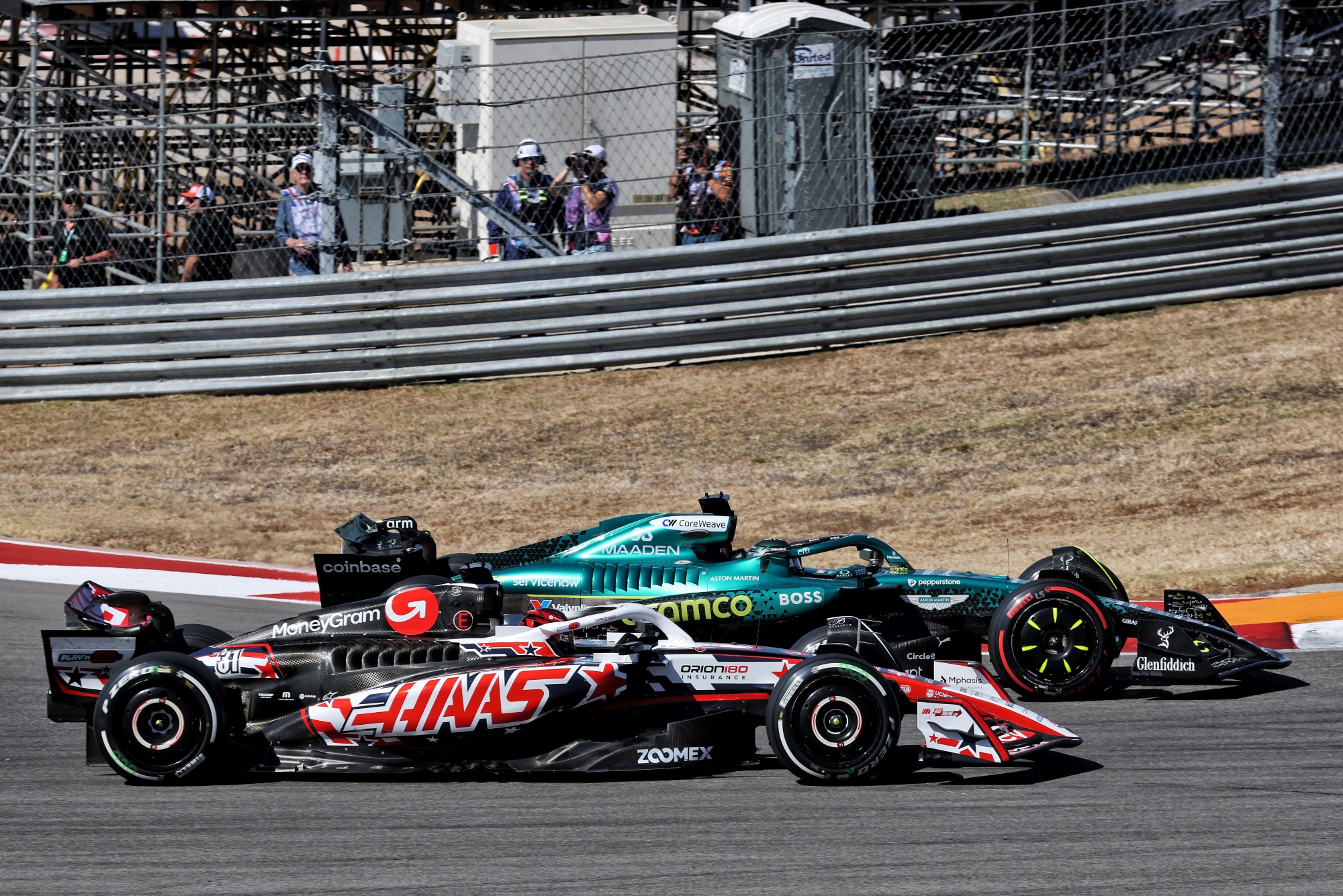 F1: Confira as imagens da vitória de Verstappen no GP do Estados Unidos 2025 Esteban Ocon (FRA) Haas VF-25 and Lance Stroll (CDN) Aston Martin F1 Team AMR25 battle for position.