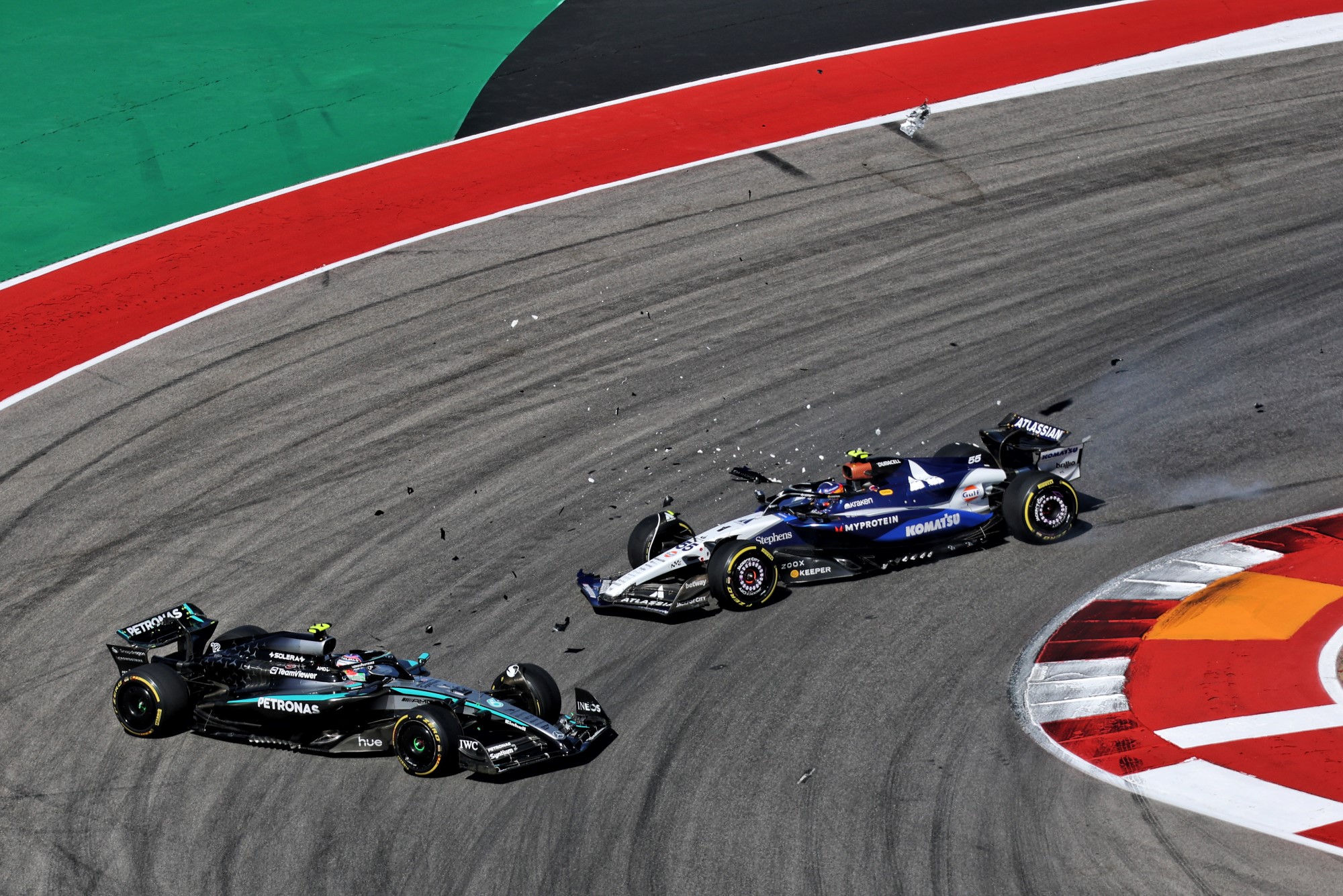 F1: Confira as imagens da vitória de Verstappen no GP do Estados Unidos 2025 Carlos Sainz (ESP) Atlassian Williams Racing FW47 and Andrea Kimi Antonelli (ITA) Mercedes AMG F1 W16 collide.