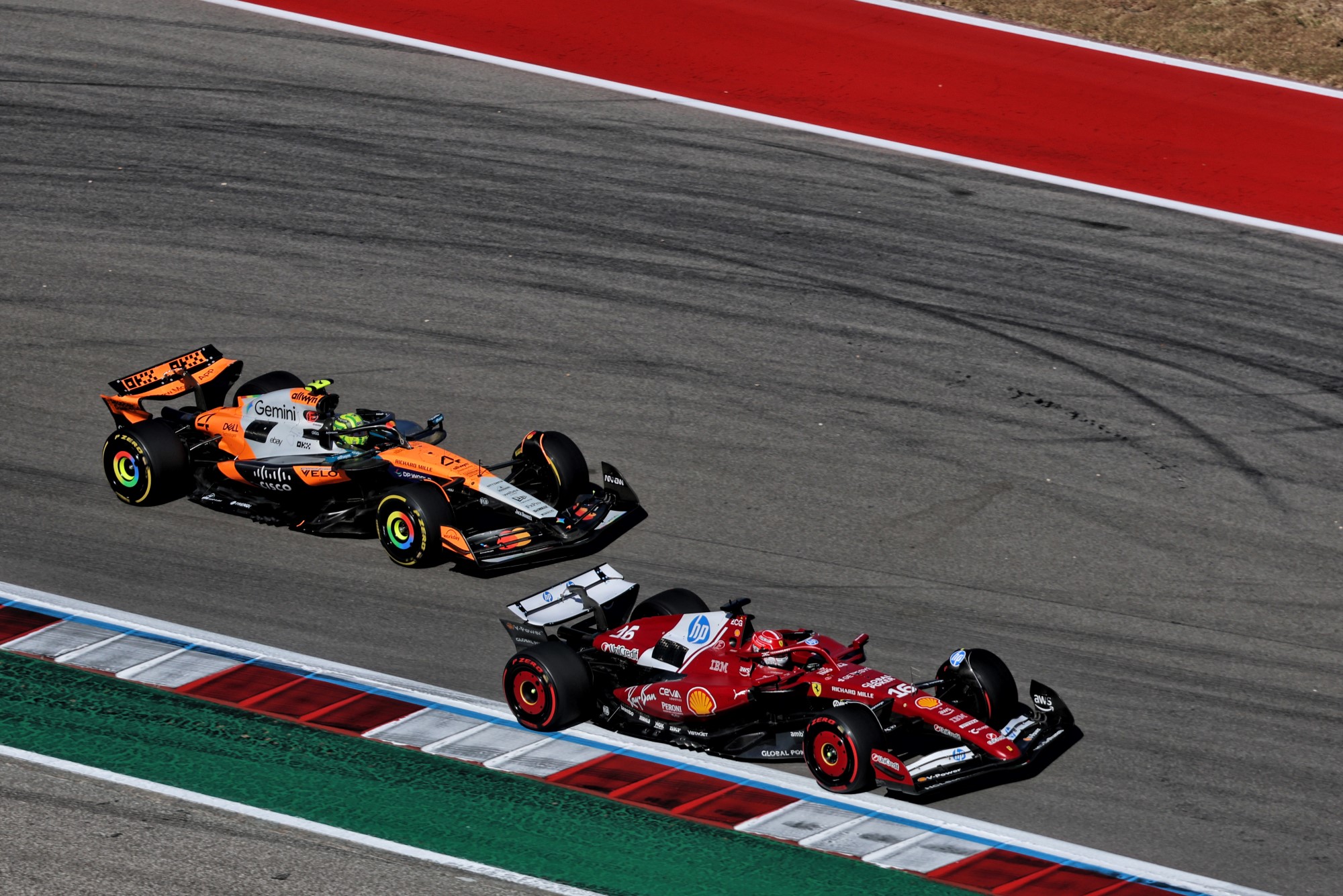 F1: Confira as imagens da vitória de Verstappen no GP do Estados Unidos 2025 Charles Leclerc (MON) Ferrari SF-25 and Lando Norris (GBR) McLaren MCL39 battle for position.
