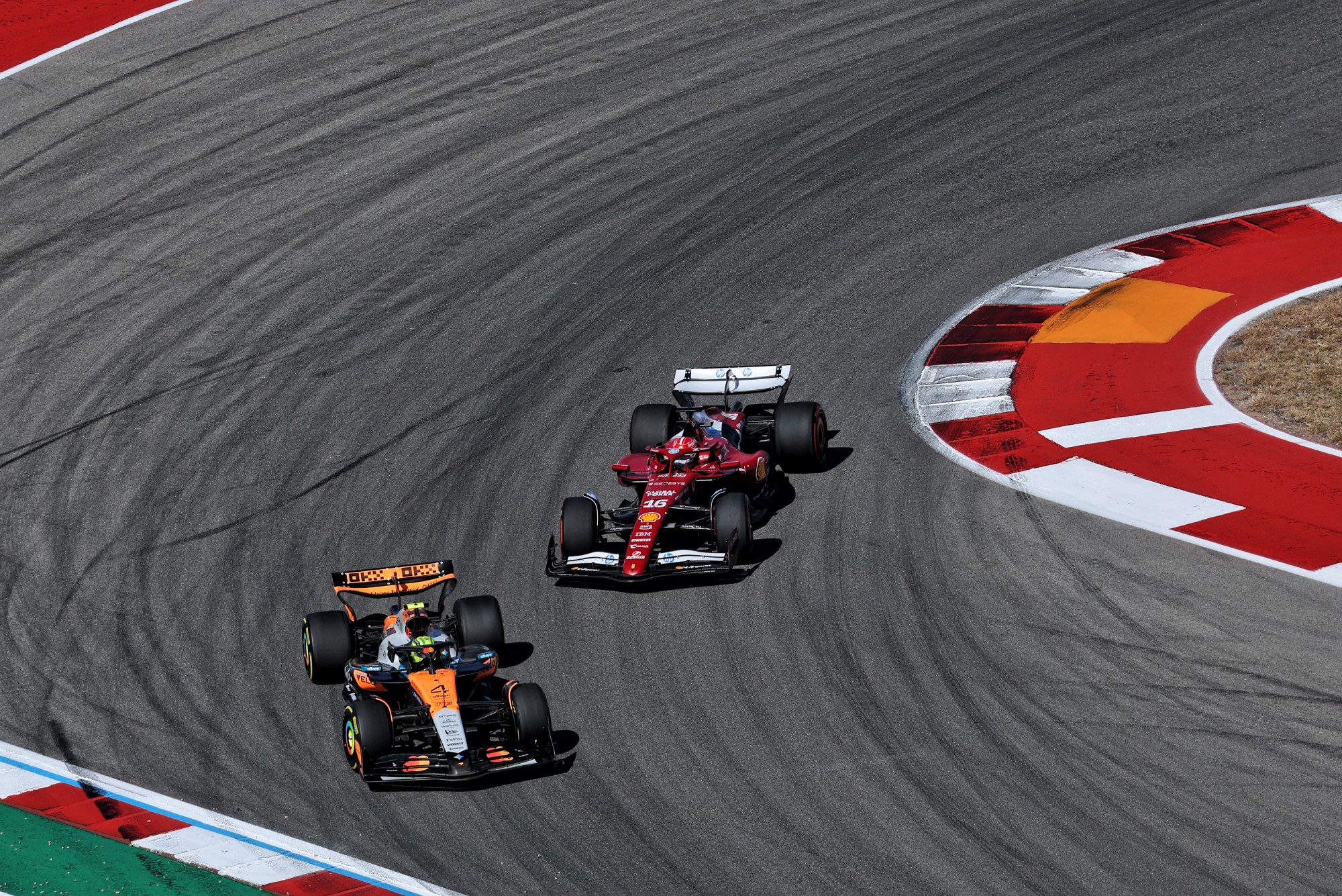 F1: Confira as imagens da vitória de Verstappen no GP do Estados Unidos 2025 Charles Leclerc (MON) Ferrari SF-25 and Lando Norris (GBR) McLaren MCL39 battle for position.