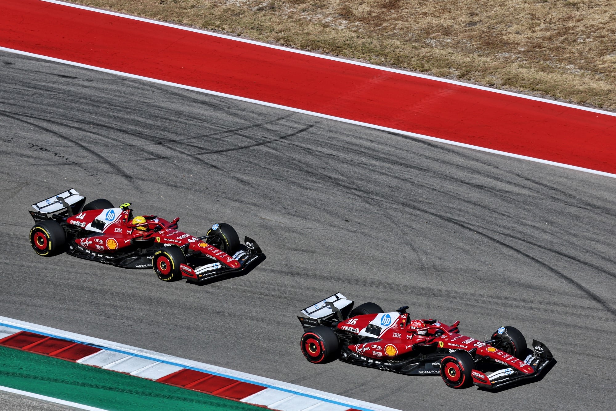 F1: Confira as imagens da vitória de Verstappen no GP do Estados Unidos 2025 Charles Leclerc (MON) Ferrari SF-25 and Lewis Hamilton (GBR) Ferrari SF-25 battle for position.