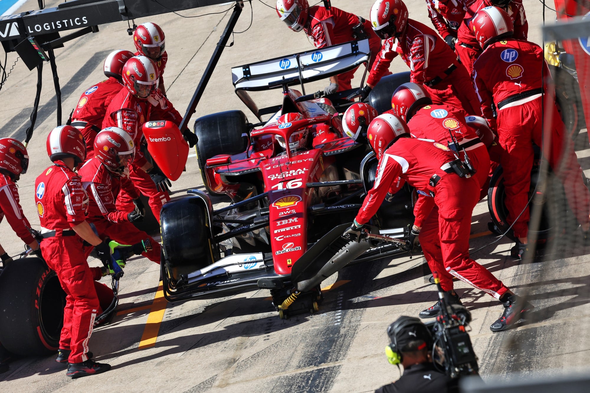 F1: Confira as imagens da vitória de Verstappen no GP do Estados Unidos 2025 Charles Leclerc (MON) Ferrari SF-25 makes a pit stop.