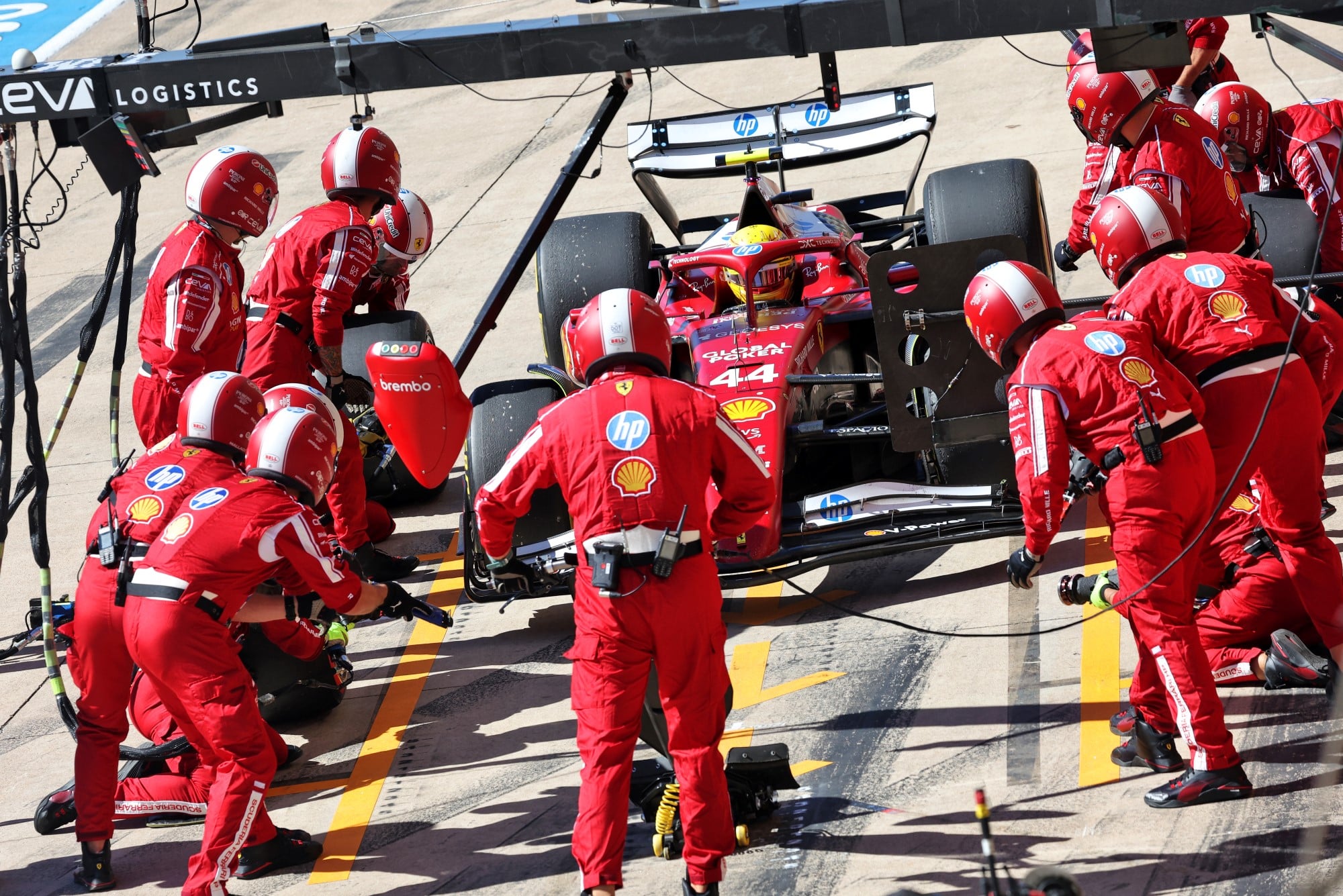 Hamilton se torna primeiro piloto a atingir marca de 5000 pontos na Fórmula 1 Lewis Hamilton (GBR) Ferrari SF-25 makes a pit stop.