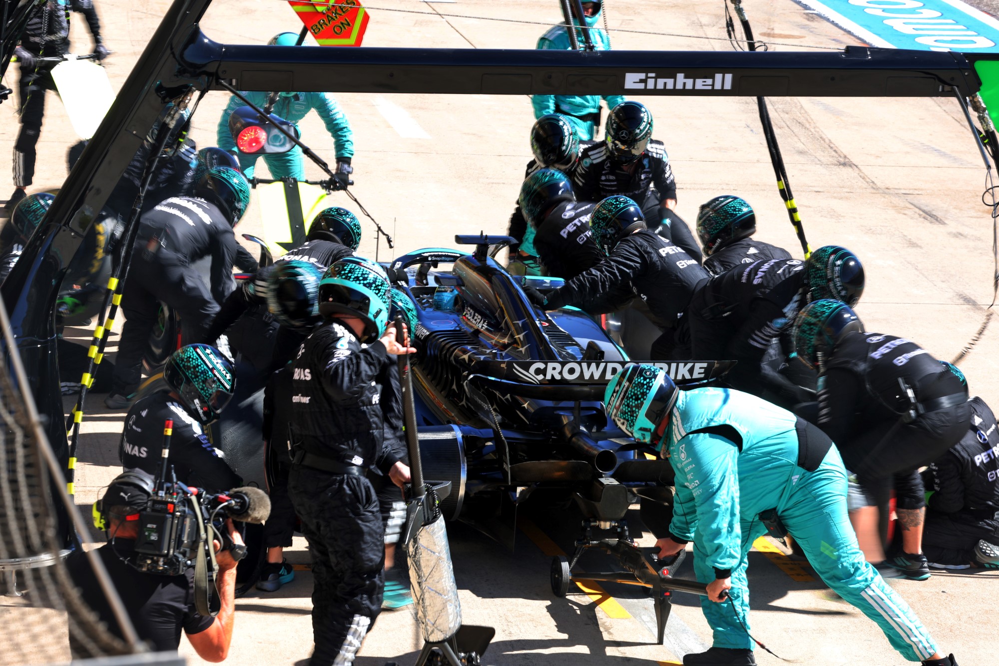 F1: Confira as imagens da vitória de Verstappen no GP do Estados Unidos 2025 George Russell (GBR) Mercedes AMG F1 W16 makes a pit stop.