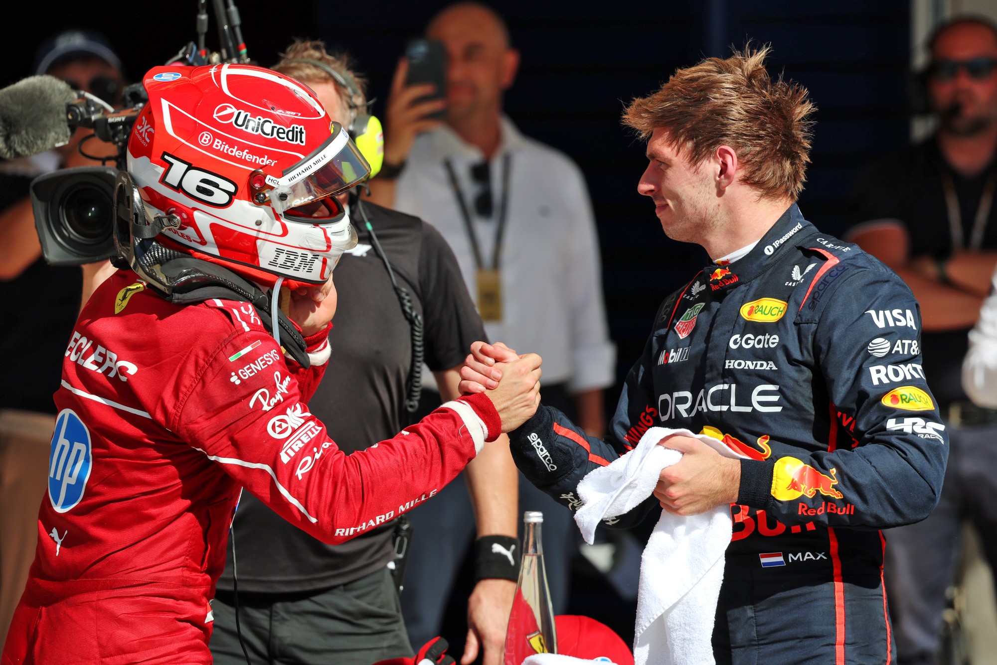 F1: Confira as imagens da vitória de Verstappen no GP do Estados Unidos 2025 (L to R): Third placed Charles Leclerc (MON) Ferrari with race winner Max Verstappen (NLD) Red Bull Racing in parc ferme.