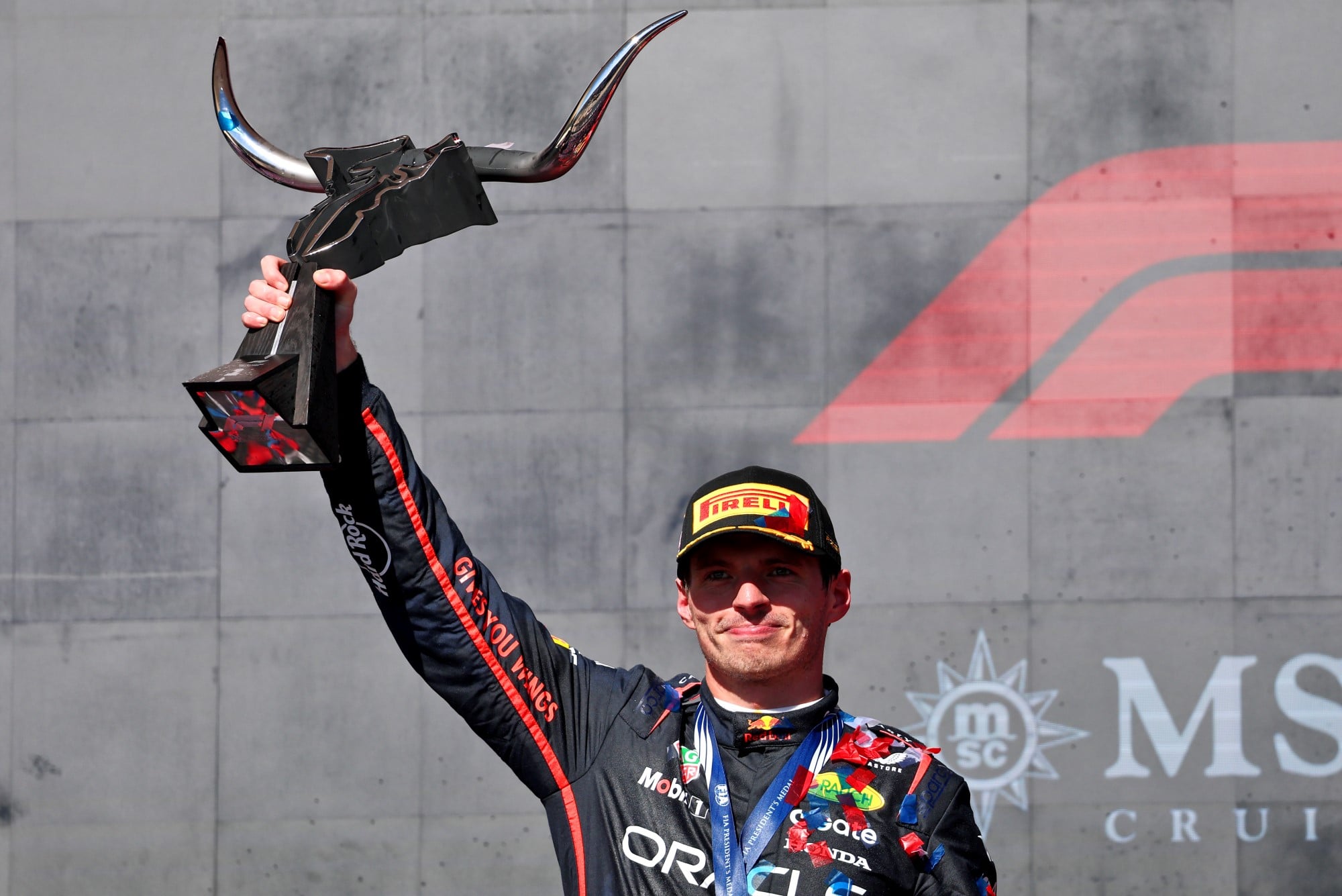 F1: "Precisamos ser perfeitos até o fim", afirmou Verstappen sobre disputa pelo título Race winner Max Verstappen (NLD) Red Bull Racing celebrates on the podium.