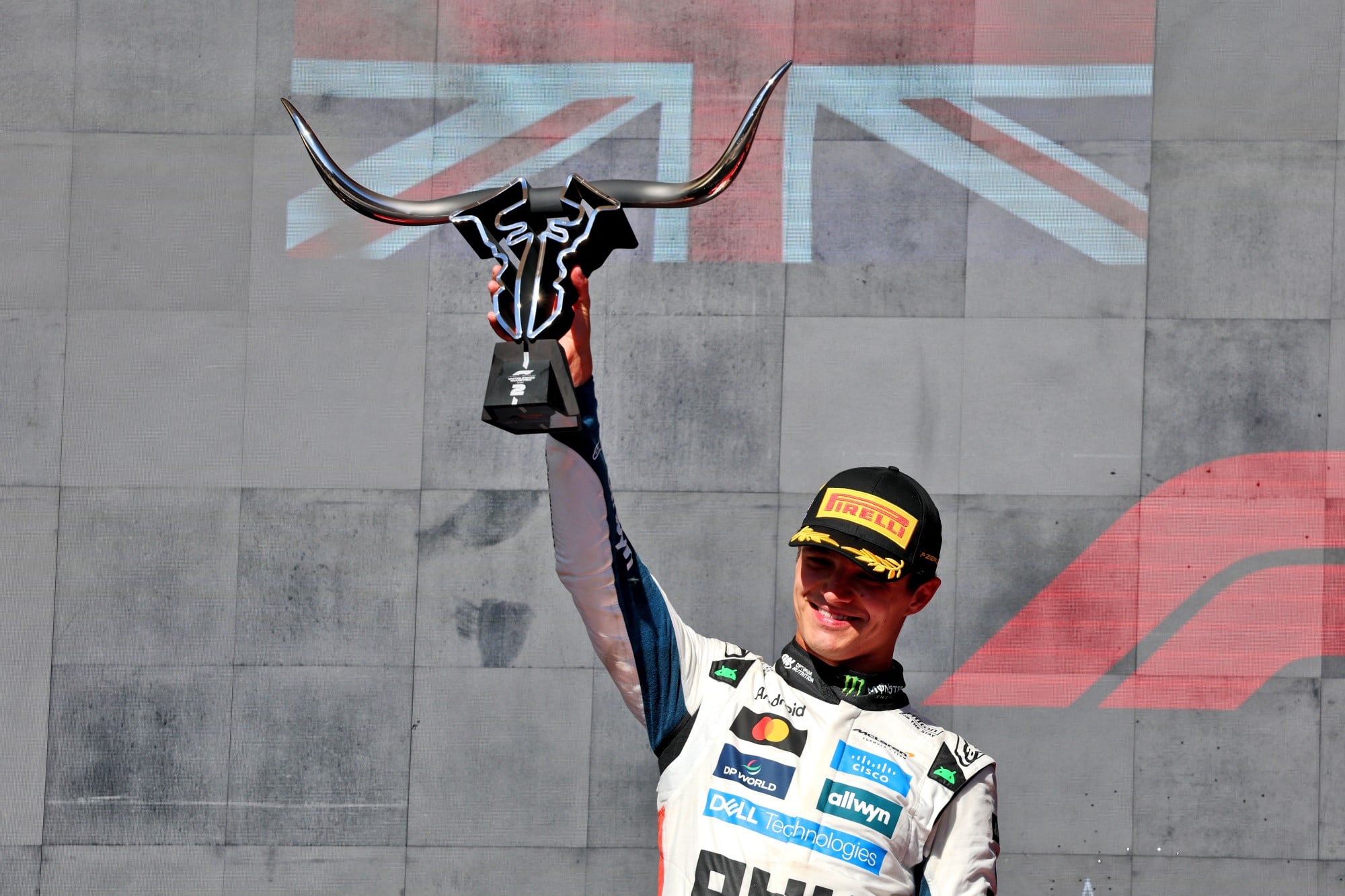 F1: Piastri diz que McLaren não tem de "escolher um piloto em detrimento a outro" Lando Norris (GBR) McLaren celebrates his second position on the podium.