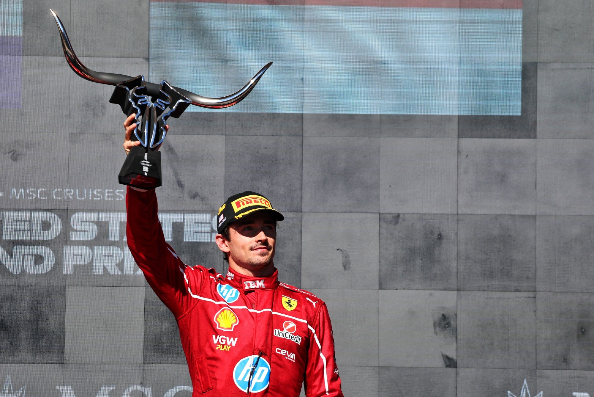 F1: Confira as imagens da vitória de Verstappen no GP do Estados Unidos 2025 Charles Leclerc (MON) Ferrari celebrates his third position on the podium.