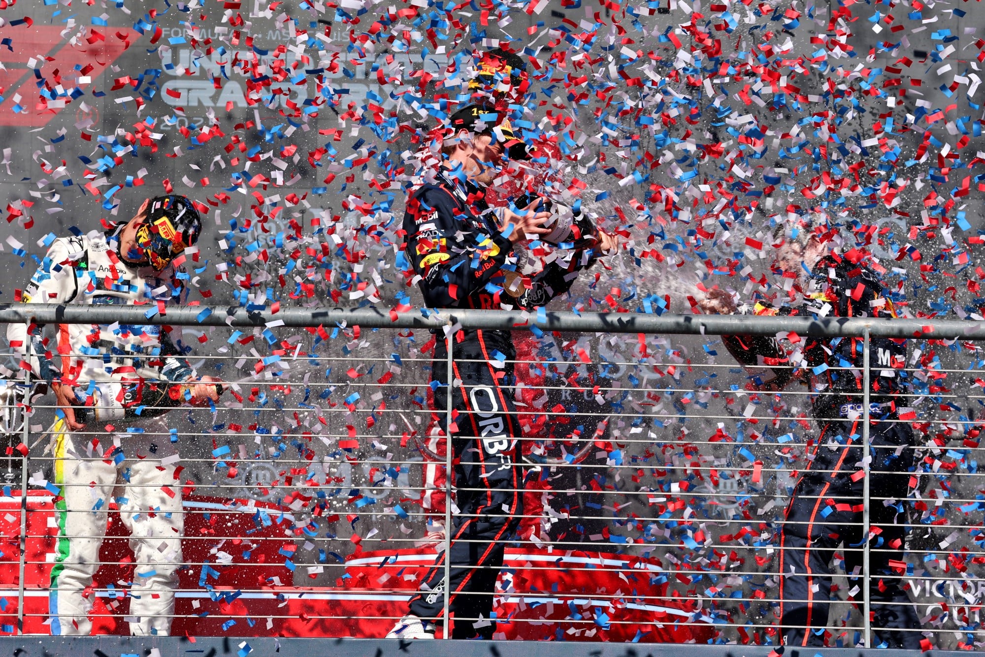 F1: Confira as imagens da vitória de Verstappen no GP do Estados Unidos 2025 Race winner Max Verstappen (NLD) Red Bull Racing celebrates on the podium with Charles Leclerc (MON) Ferrari and Lando Norris (GBR) McLaren.