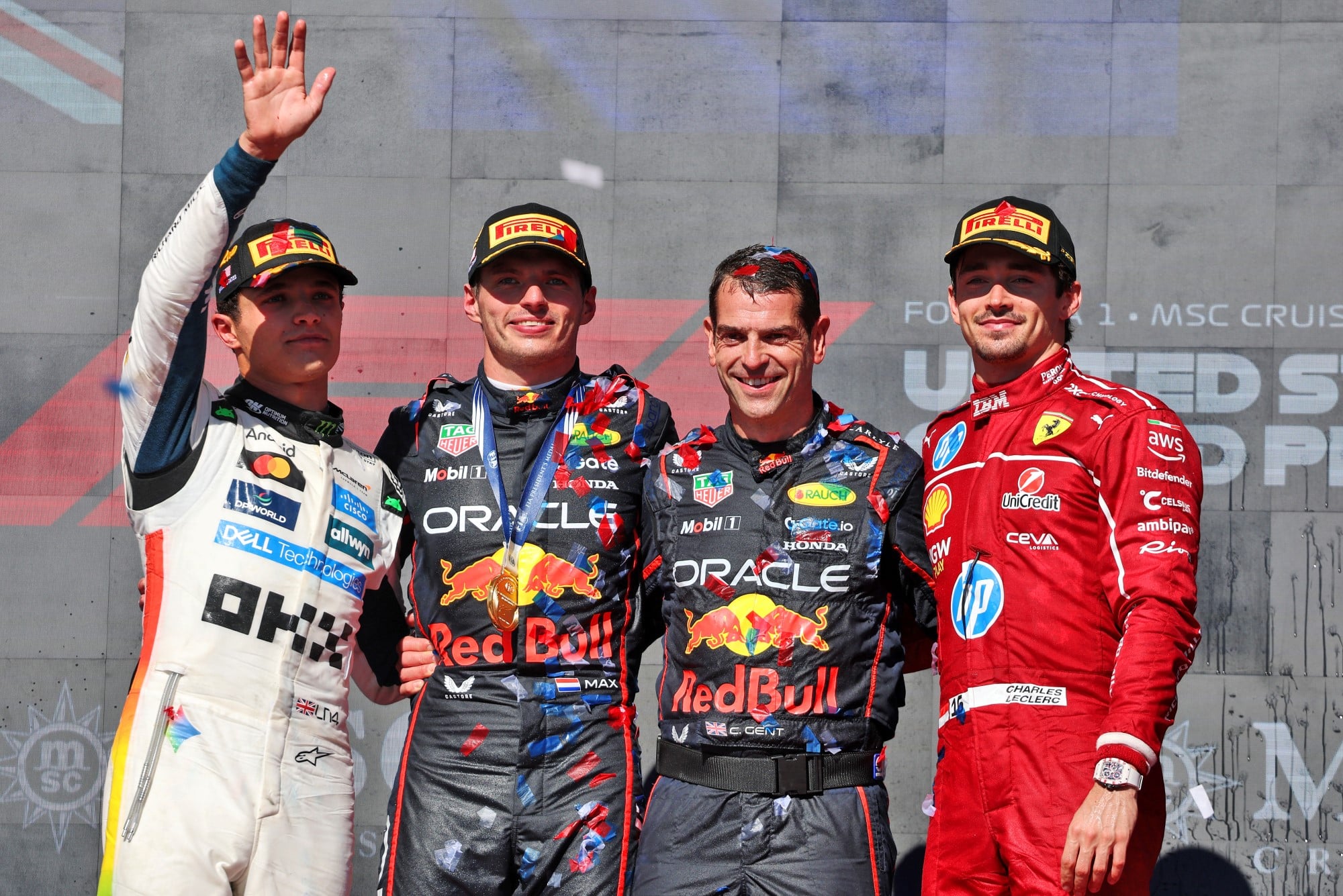 F1: Confira as imagens da vitória de Verstappen no GP do Estados Unidos 2025 The podium (L to R): Lando Norris (GBR) McLaren, second; Max Verstappen (NLD) Red Bull Racing, race winner; Chris Gent (GBR) Red Bull Racing Chief Mechanic; Charles Leclerc (MON) Ferrari, third.