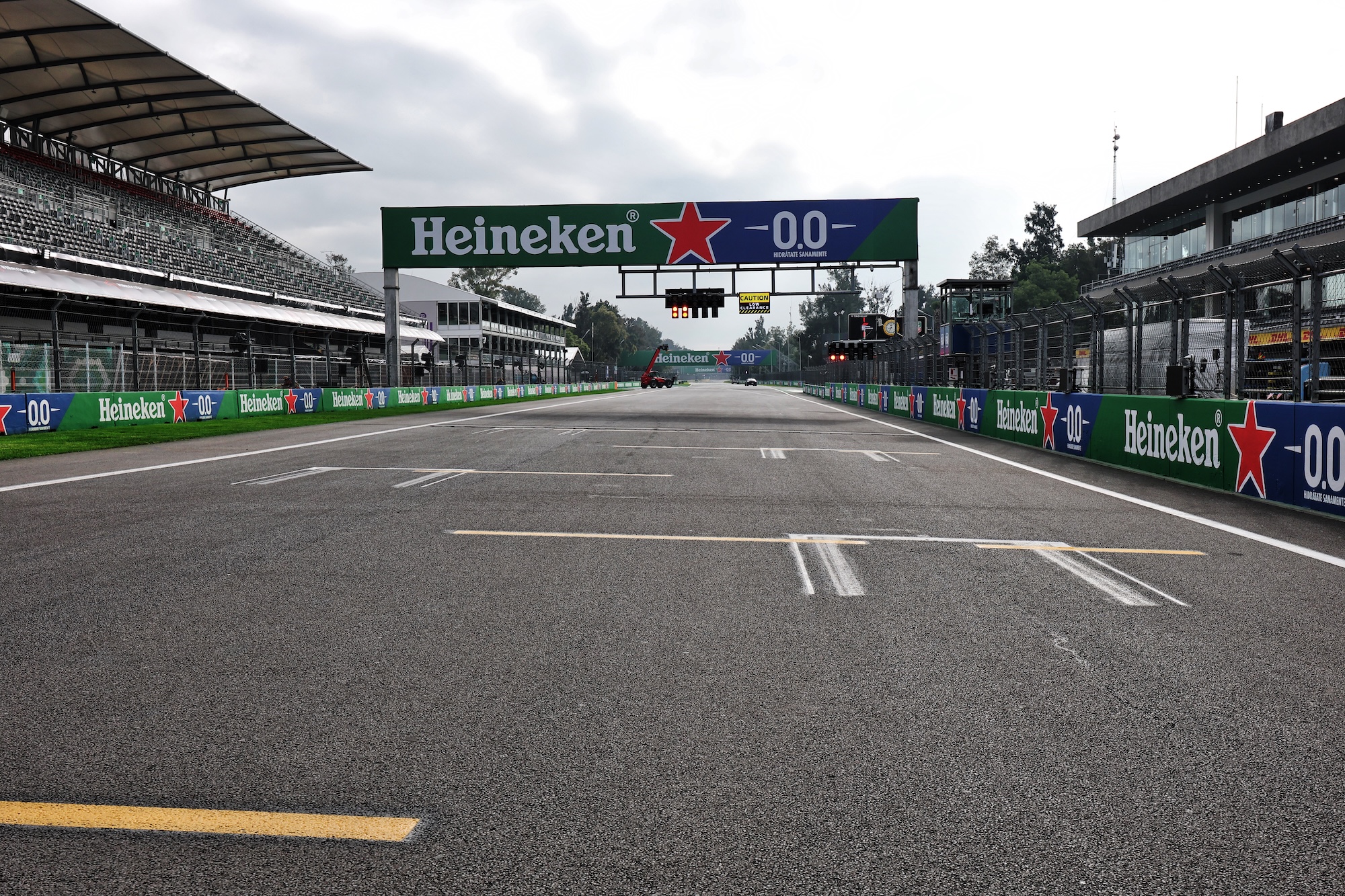 F1: Norris, Ferrari e altitude no México – cinco histórias para seguir na corrida Circuit atmosphere - start / finish straight.