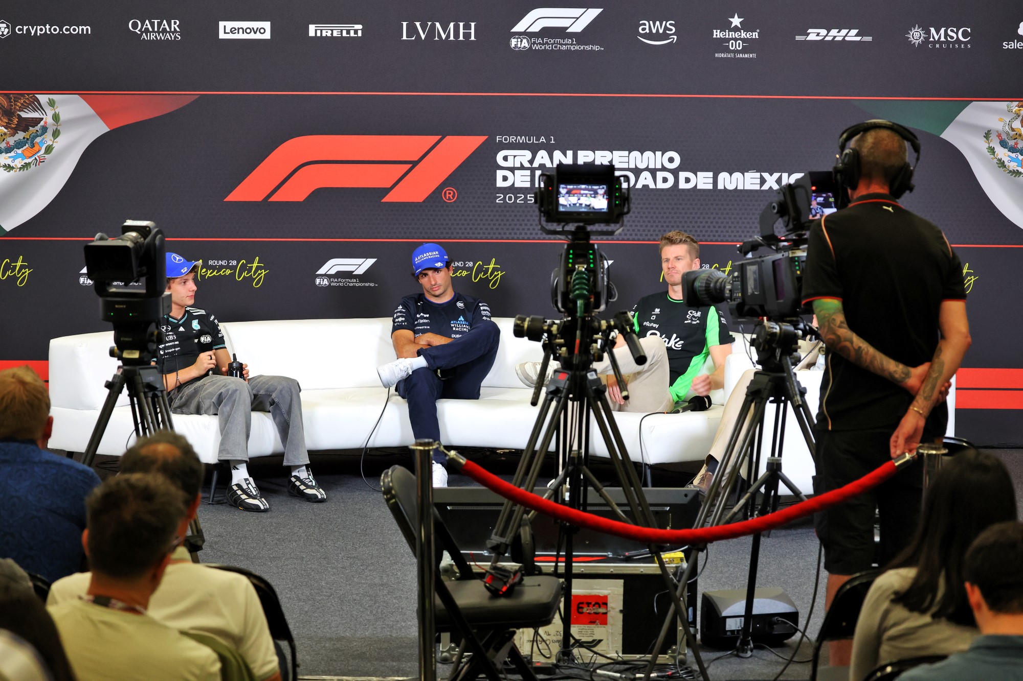 F1: Confira as imagens do primeiro dia de treinos do GP do México 2025 (L to R): Andrea Kimi Antonelli (ITA) Mercedes AMG F1; Carlos Sainz (ESP) Atlassian Williams Racing; and Nico Hulkenberg (GER) Sauber, in the FIA Press Conference.