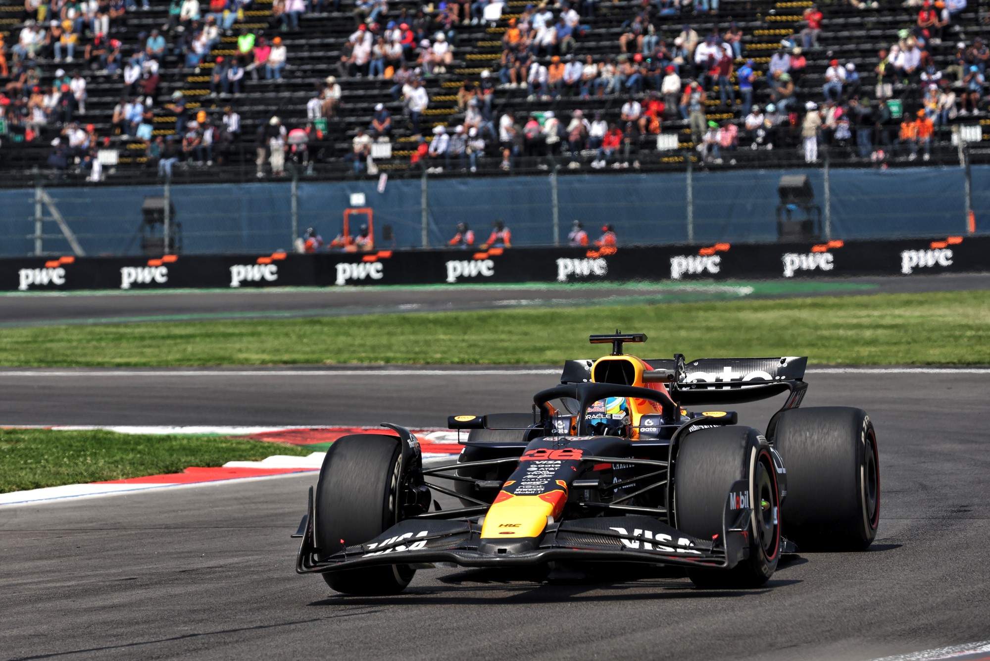 F1: Confira as imagens do primeiro dia de treinos do GP do México 2025 Arvid Lindblad (GBR) Red Bull Racing RB21 Junior Driver.