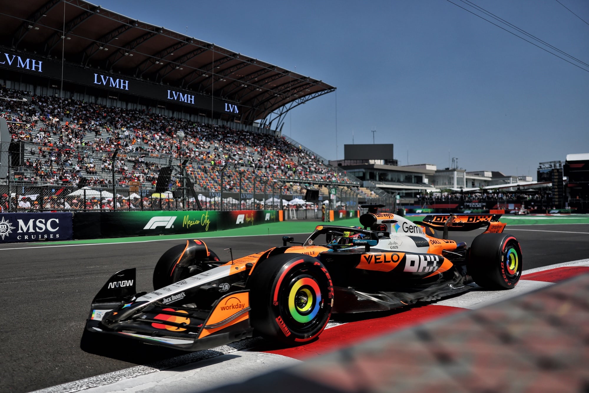 Oscar Piastri (AUS) McLaren MCL39.