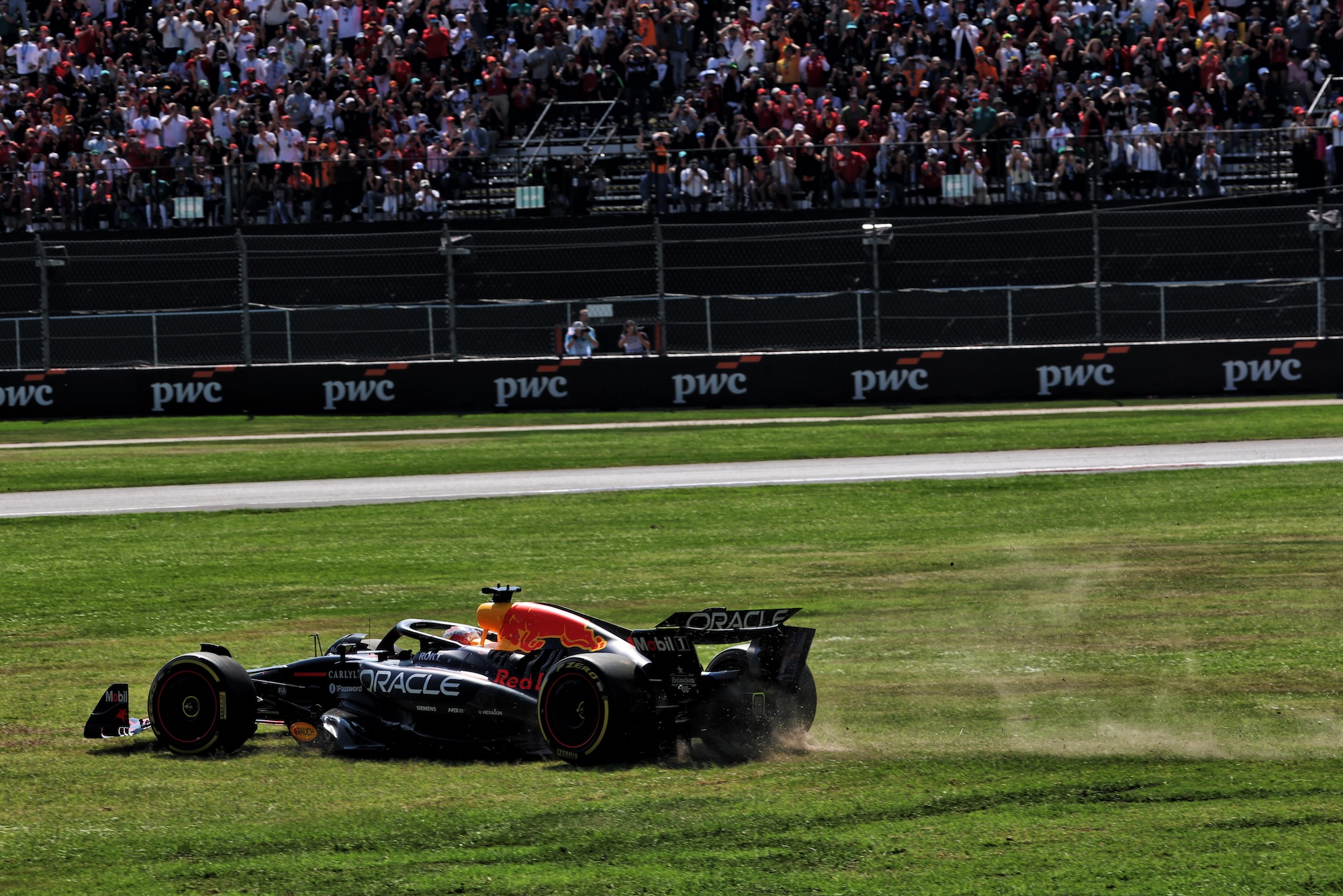Max Verstappen (NLD) Red Bull Racing RB21 runs wide at the start of the race.