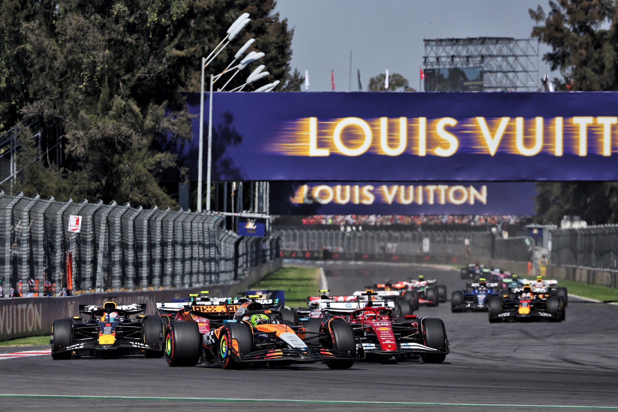 Lando Norris (GBR) McLaren MCL39 leads at the start of the race.