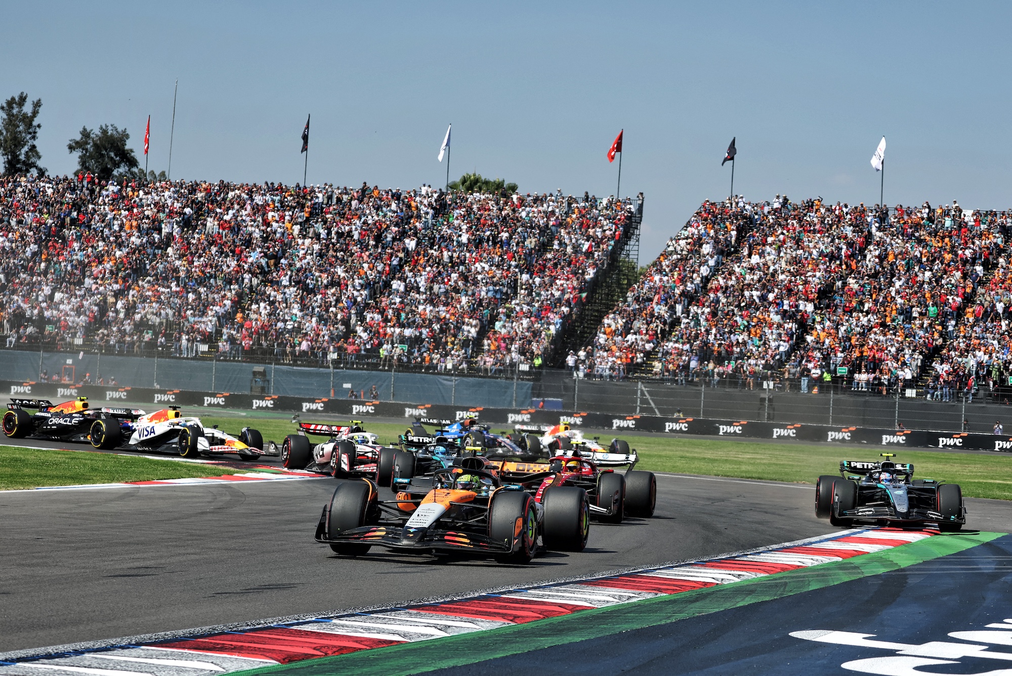 F1: Norris exalta vitória, enquanto Piastri fala em 'corrida difícil' no México Lando Norris (GBR) McLaren MCL39 at the start of the race.