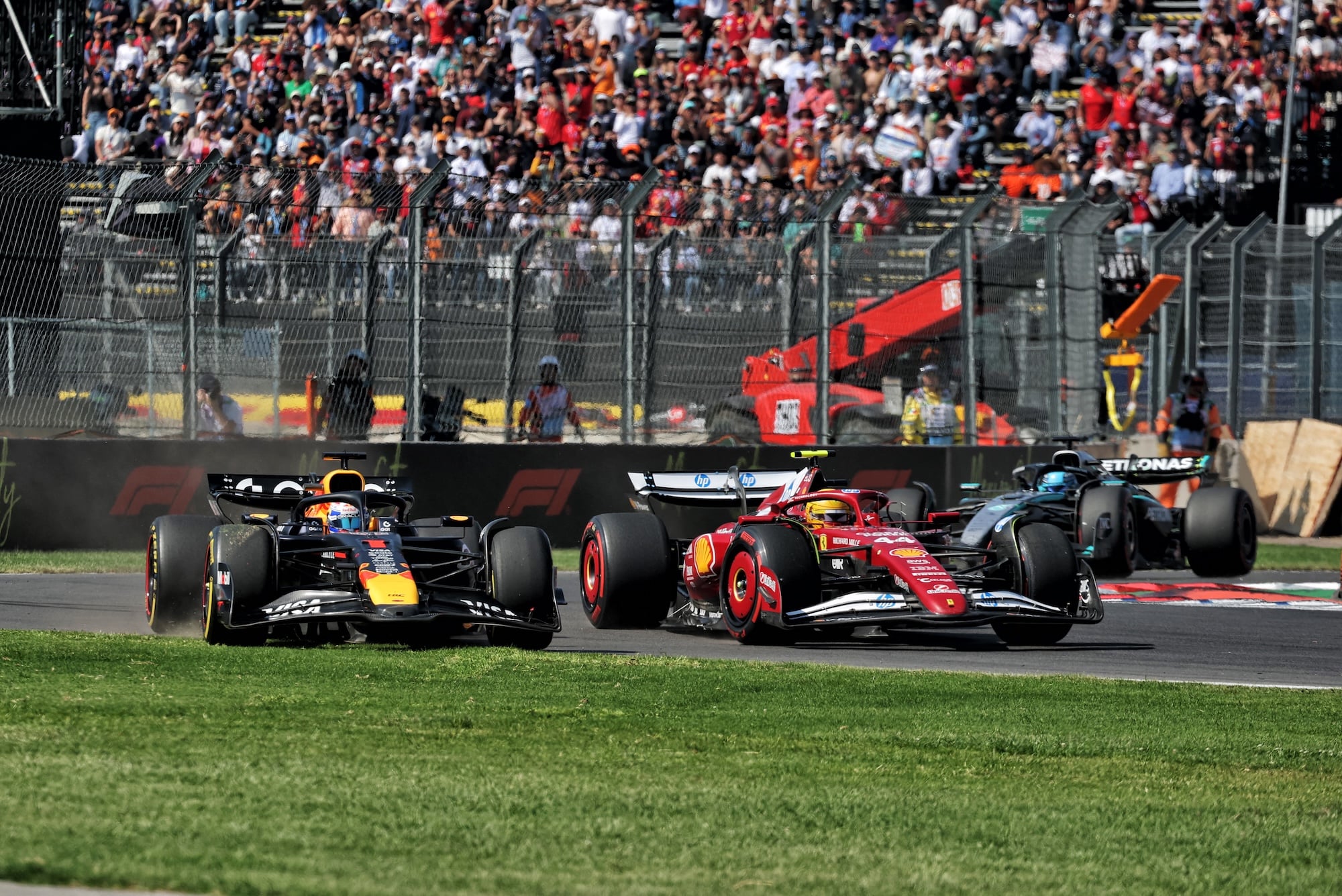 F1: Comissários detalham punição de Hamilton após toque com Verstappen no GP do México Max Verstappen (NLD) Red Bull Racing RB21 and Lewis Hamilton (GBR) Ferrari SF-25 battle for position.