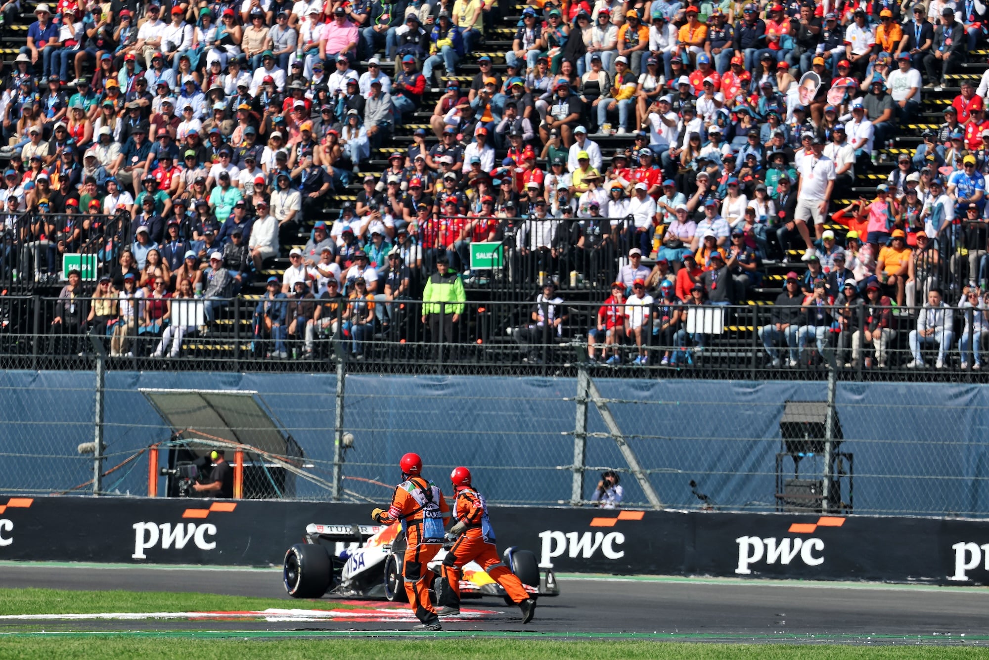 F1: Steiner comenta decisão de acionar VSC no GP do México Marshals remove debris from the circuit as Liam Lawson (NZL) Racing Bulls VCARB 02 approaches.