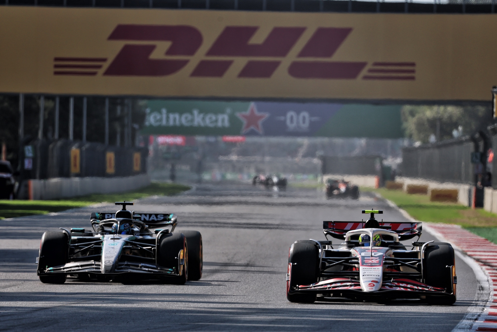 F1: Pai de Bearman elogia estratégia da Haas no México George Russell (GBR) Mercedes AMG F1 W16 and Oliver Bearman (GBR) Haas VF-25 battle for position.