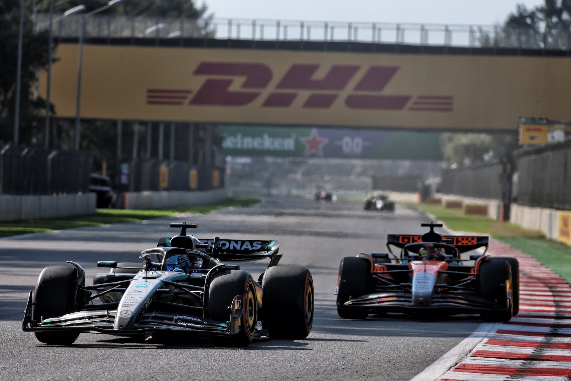 F1: Mercedes projeta fim de semana desafiador no GP de São Paulo George Russell (GBR) Mercedes AMG F1 W16 and Oscar Piastri (AUS) McLaren MCL39 battle for position.