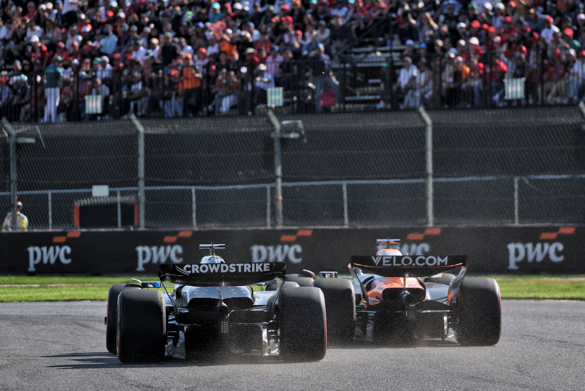 George Russell (GBR) Mercedes AMG F1 W16 and Oscar Piastri (AUS) McLaren MCL39 battle for position.