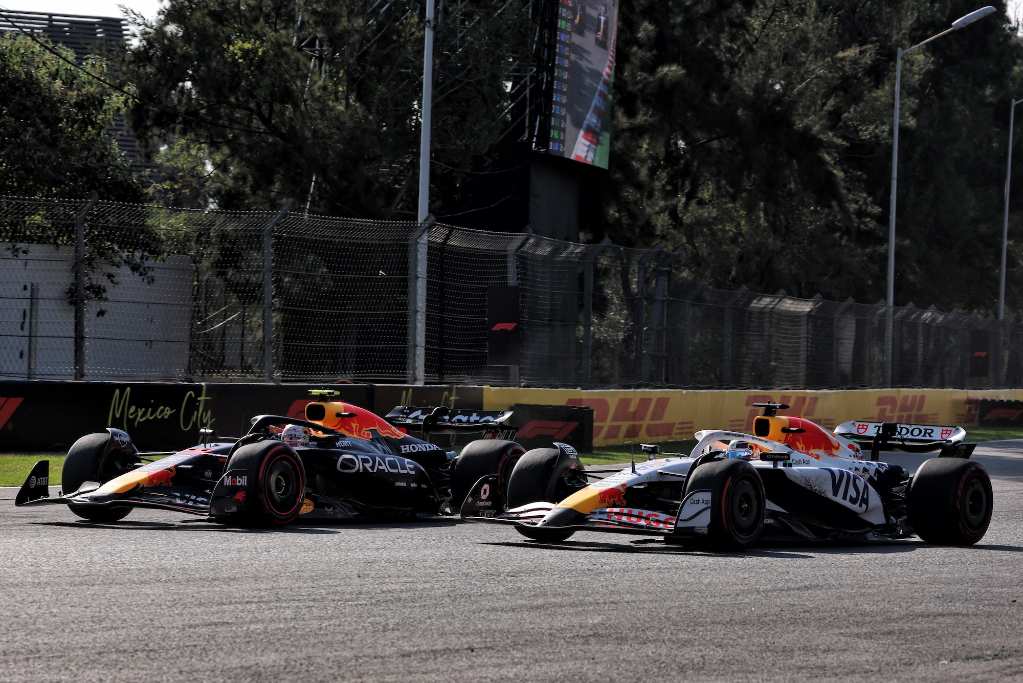 F1: Tsunoda se mostra desapontado com resultado no GP do México Yuki Tsunoda (JPN) Red Bull Racing RB21 and Isack Hadjar (FRA) Racing Bulls VCARB 02 battle for position.