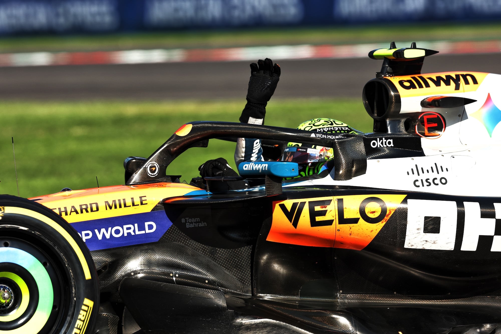 F1 hoje: Bortoleto vibra em Interlagos e alerta de punições Race winner Lando Norris (GBR) McLaren MCL39 celebrates at the end of the race.