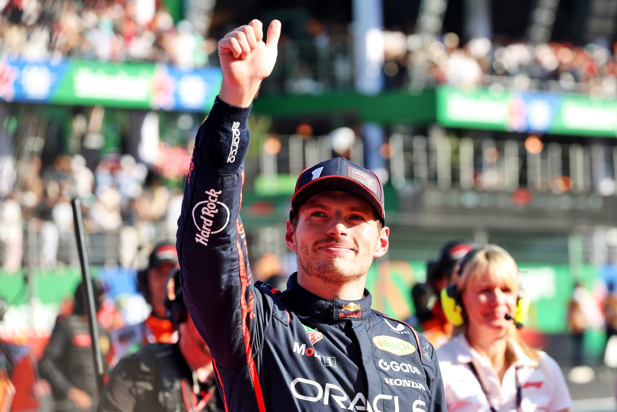 F1: Verstappen reduz pontos de punição e segue livre para correr em Interlagos Max Verstappen (NLD) Red Bull Racing celebrates his third position in parc ferme.