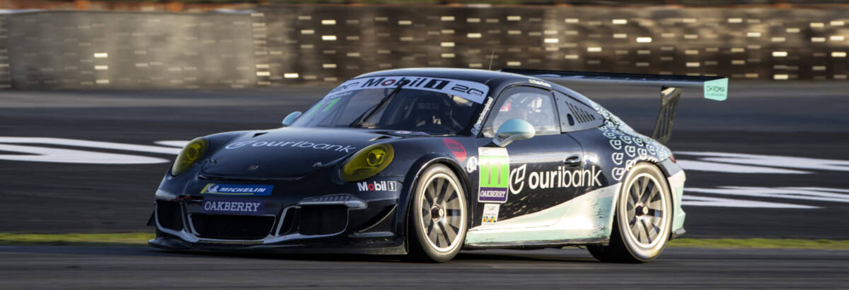 Paulo Reales fecha temporada da Porsche Cup com pódio em Interlagos com a Ouribank