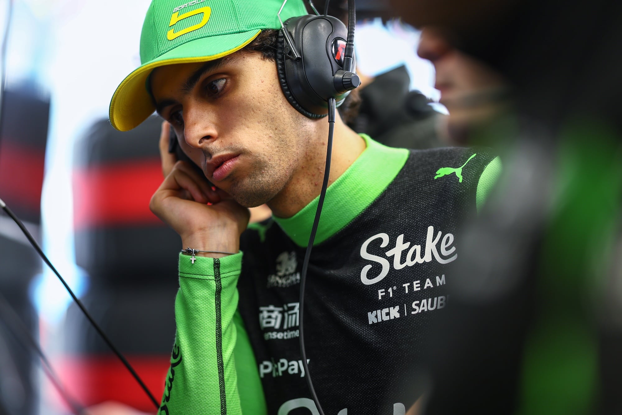F1: Bortoleto avança ao SQ2 e termina classificação da sprint do Catar em 13º SAO PAULO, BRAZIL - NOVEMBER 07: Gabriel Bortoleto of Brazil and Stake F1 Team Kick Sauber looks on in the garage during Sprint Qualifying ahead of the F1 Grand Prix of Brazil at Autodromo Jose Carlos Pace on November 07, 2025 in Sao Paulo, Brazil. (Photo by Andy Hone/LAT Images)