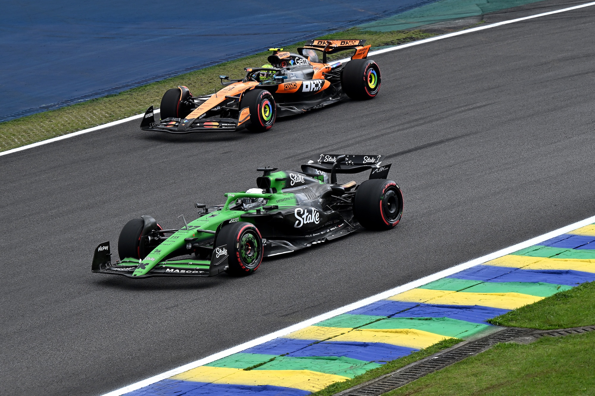 F1: Hülkenberg se diz satisfeito com corrida "decente" no GP de São Paulo SAO PAULO, BRAZIL - NOVEMBER 08: Nico Hulkenberg of Germany driving the (27) Kick Sauber C45 Ferrari leads Lando Norris of Great Britain driving the (4) McLaren MCL39 Mercedes on track during qualifying ahead of the F1 Grand Prix of Brazil at Autodromo Jose Carlos Pace on November 08, 2025 in Sao Paulo, Brazil. (Photo by Simon Galloway/LAT Images)