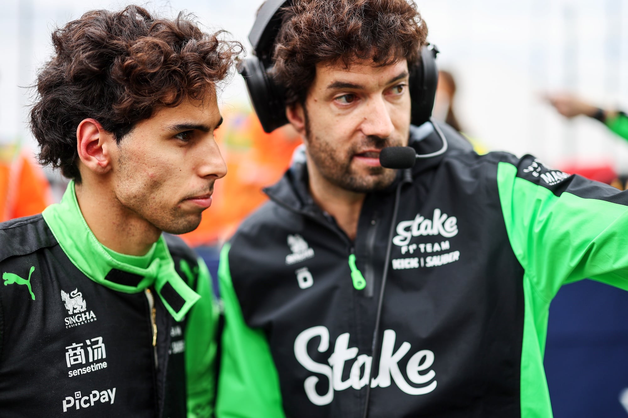 SAO PAULO, BRAZIL - NOVEMBER 08: Gabriel Bortoleto of Brazil and Stake F1 Team Kick Sauber talks with Jose Manuel Lopez Garcia, Race Engineer of Stake F1 Team on the grid prior to the Sprint ahead of the F1 Grand Prix of Brazil at Autodromo Jose Carlos Pace on November 08, 2025 in Sao Paulo, Brazil. (Photo by Andy Hone/LAT Images)