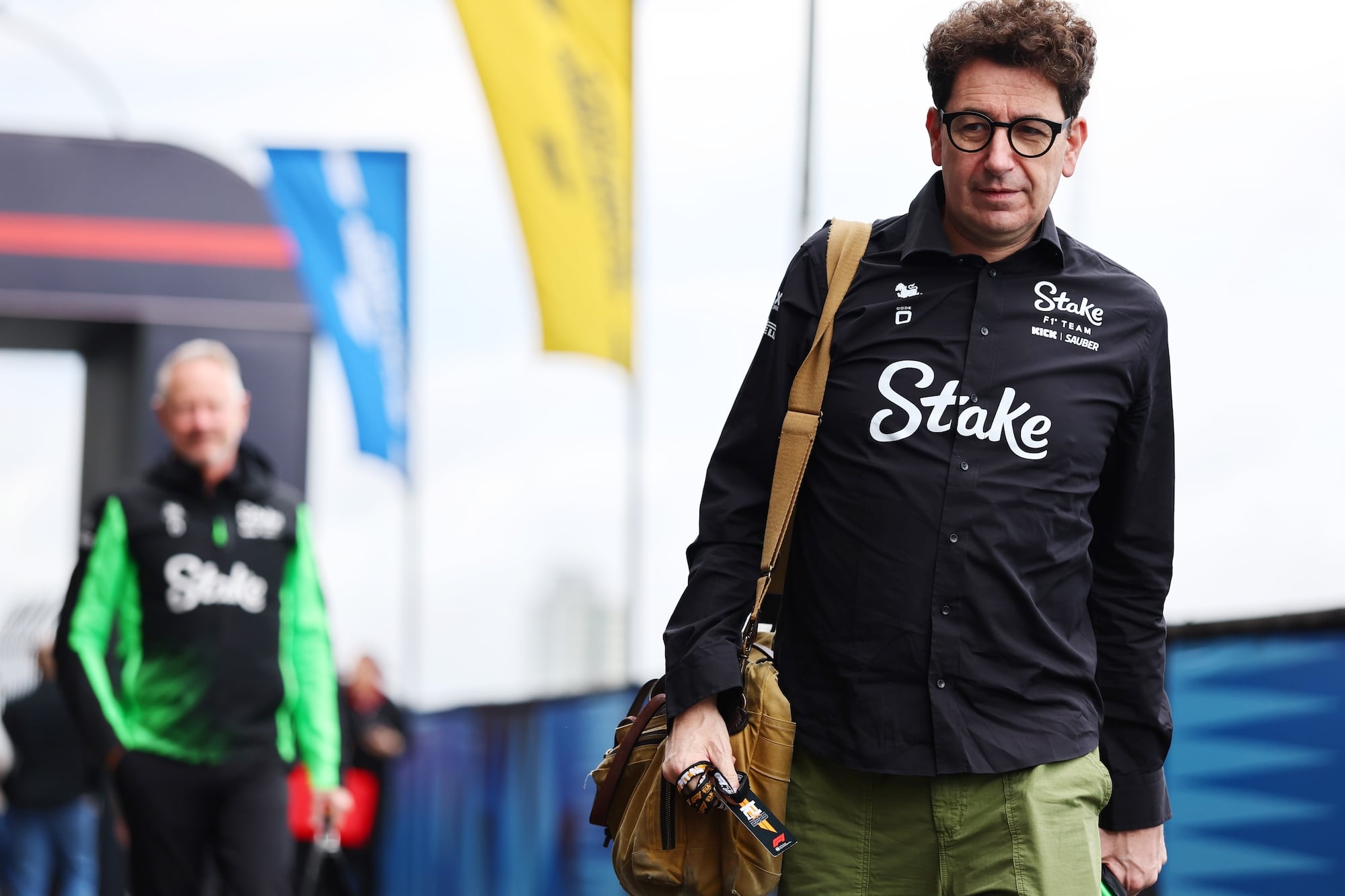 F1: Binotto reconhece que largada "não é um dos pontos fortes" da Audi SAO PAULO, BRAZIL - NOVEMBER 08: Mattia Binotto, COO and CTO of Stake F1 Team Kick Sauber arrives in the Paddock prior to the Sprint ahead of the F1 Grand Prix of Brazil at Autodromo Jose Carlos Pace on November 08, 2025 in Sao Paulo, Brazil. (Photo by Andy Hone/LAT Images)
