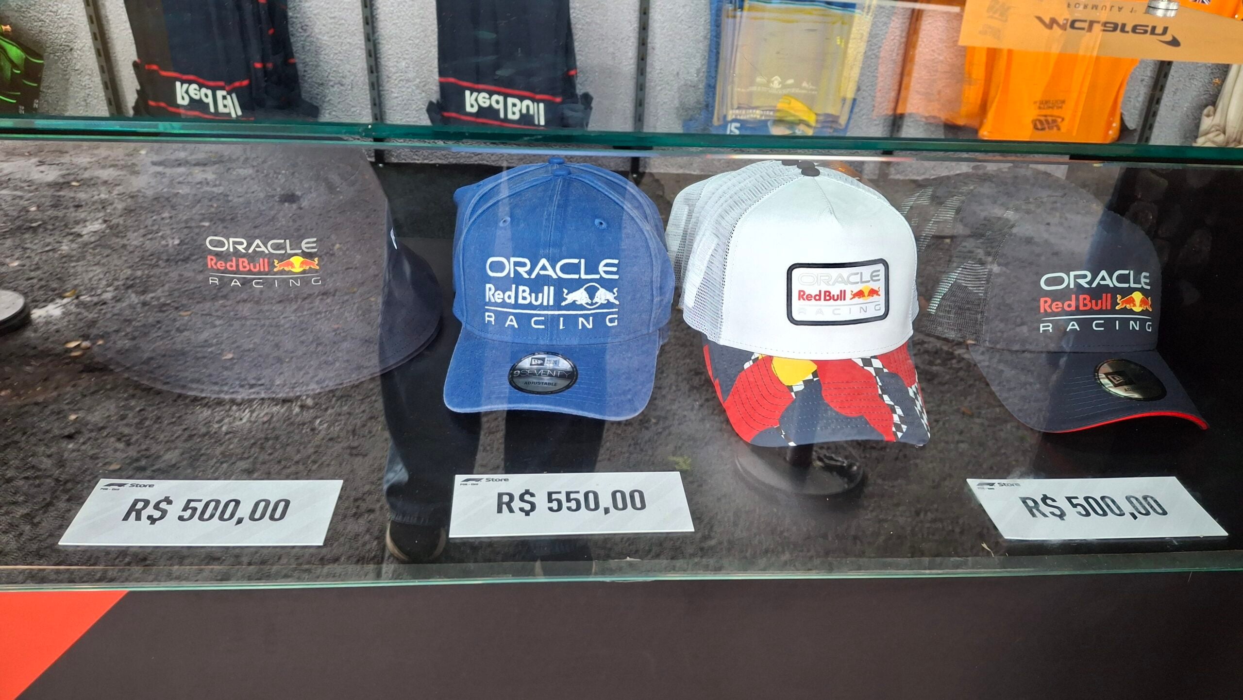 F1: De chaveiro a camisetas oficiais: confira preços da loja oficial em Interlagos F1: De chaveiro a camisetas oficiais: confira preços da loja oficial em Interlagos
