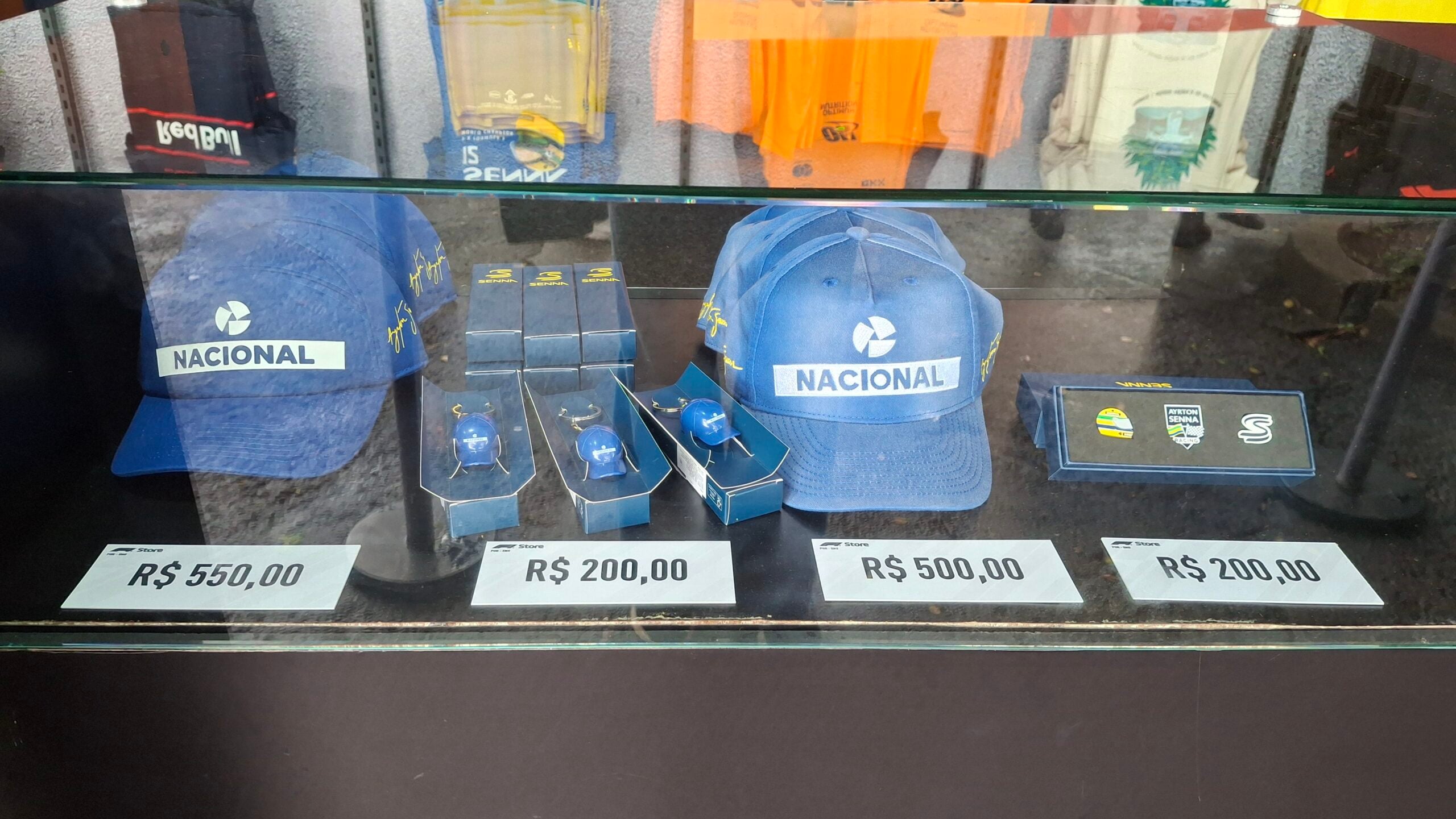 F1: De chaveiro a camisetas oficiais: confira preços da loja oficial em Interlagos F1: De chaveiro a camisetas oficiais: confira preços da loja oficial em Interlagos