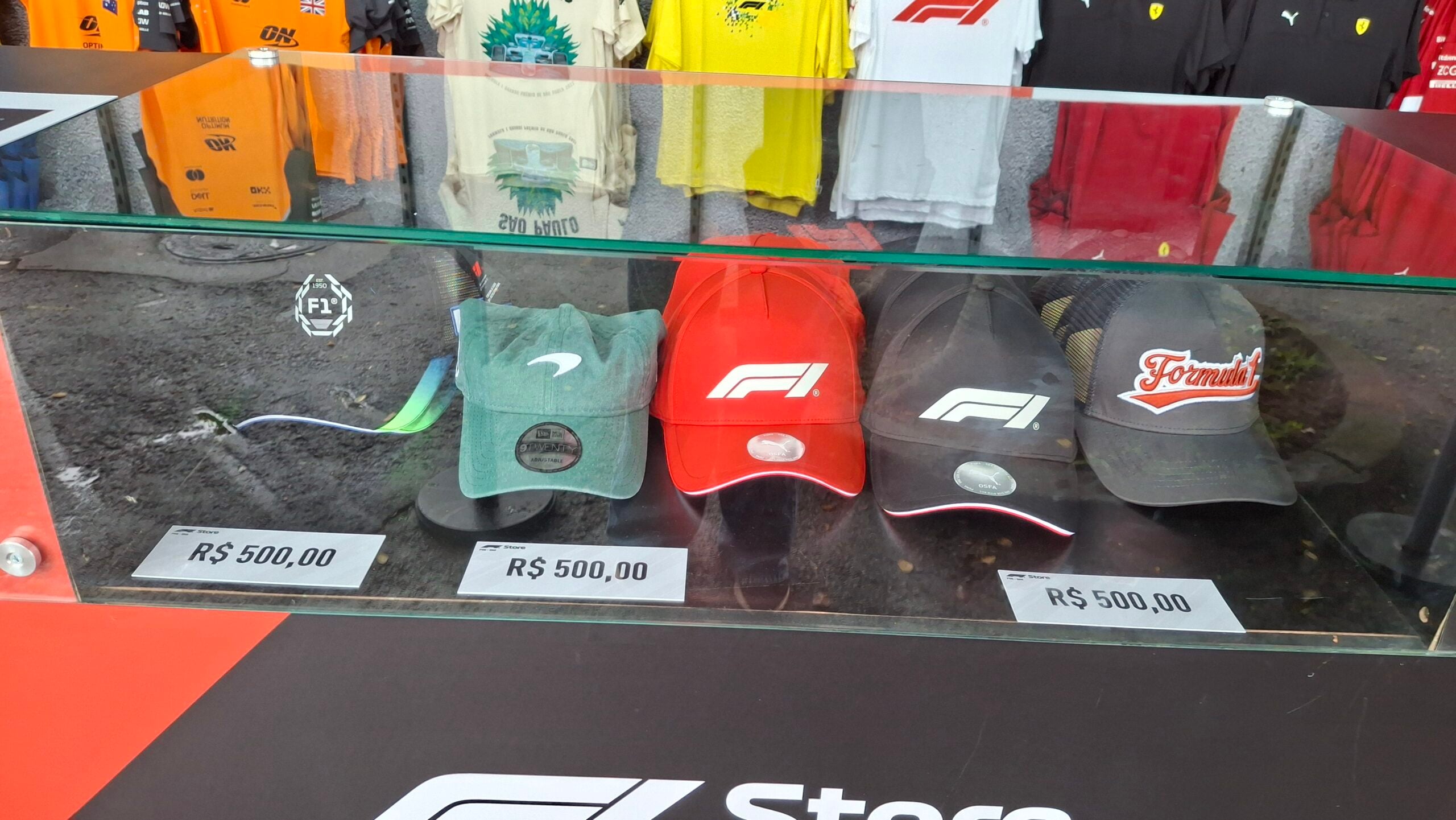 F1: De chaveiro a camisetas oficiais: confira preços da loja oficial em Interlagos F1: De chaveiro a camisetas oficiais: confira preços da loja oficial em Interlagos